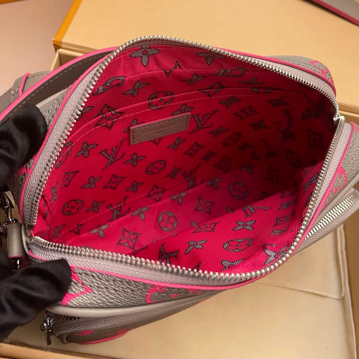 LV BAG M