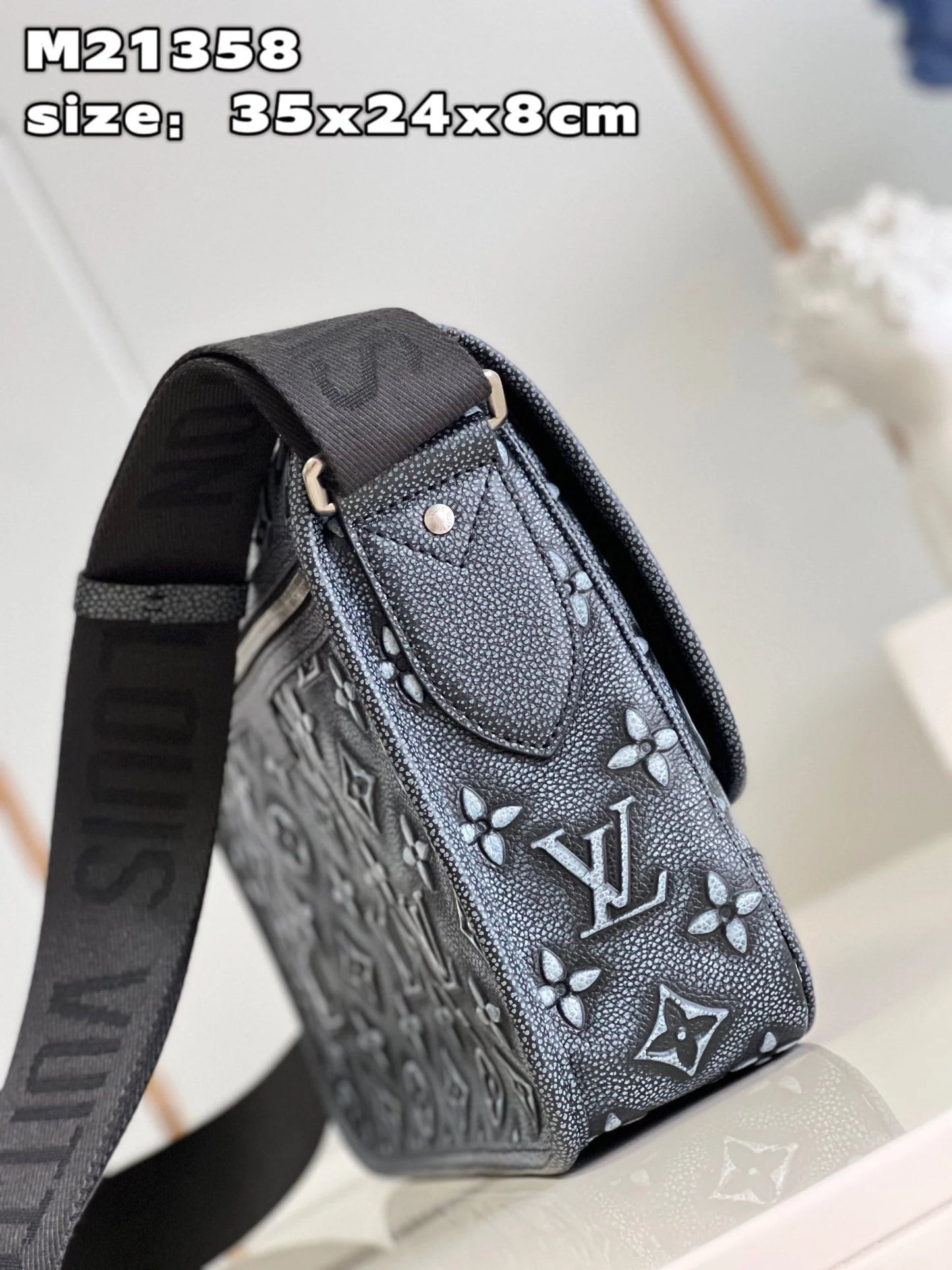 LV BAG M