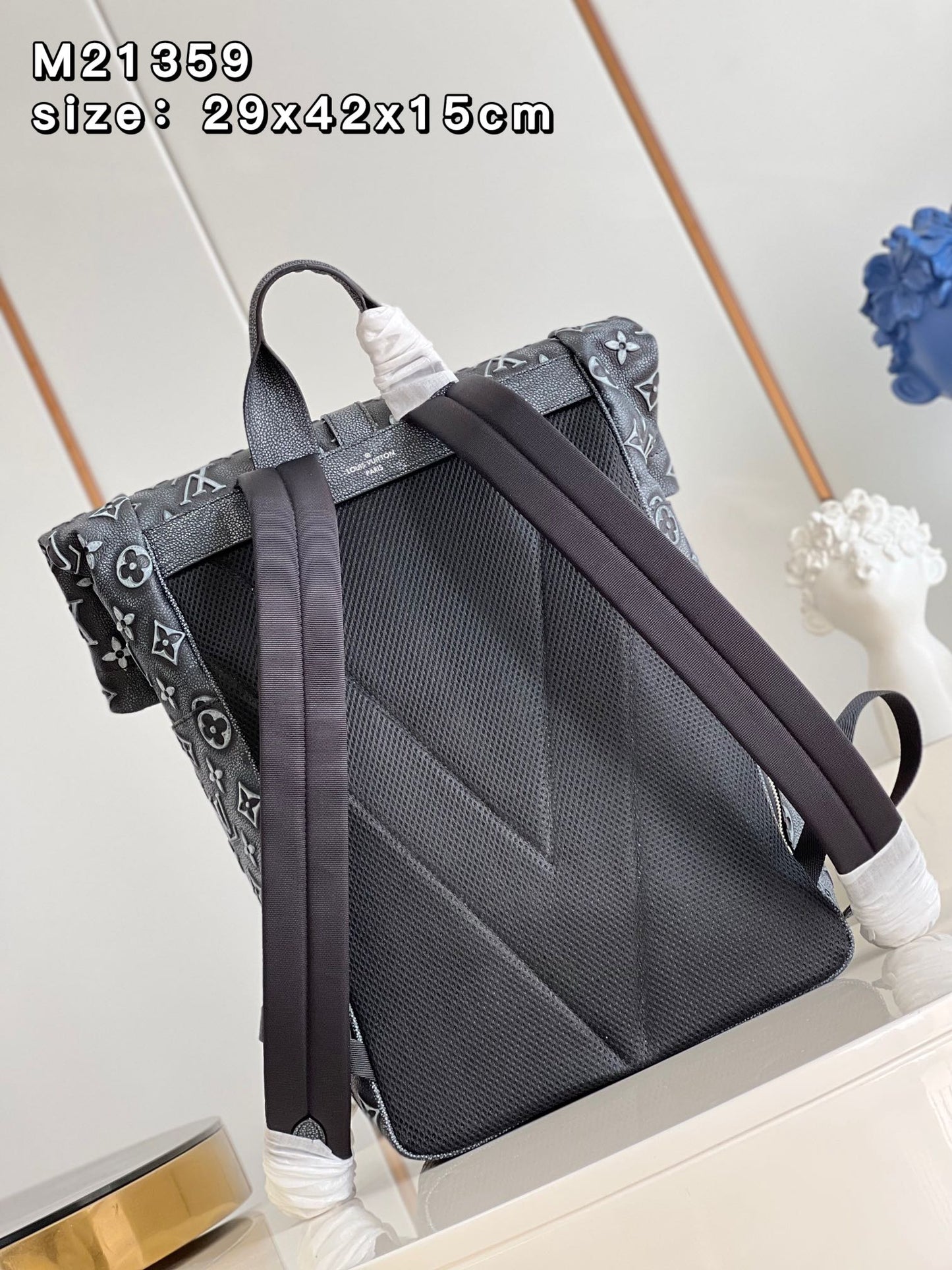 LV BAG M