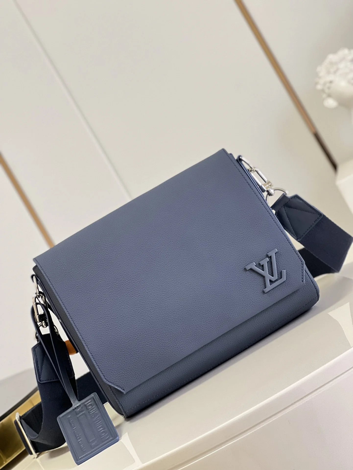 LV BAG M