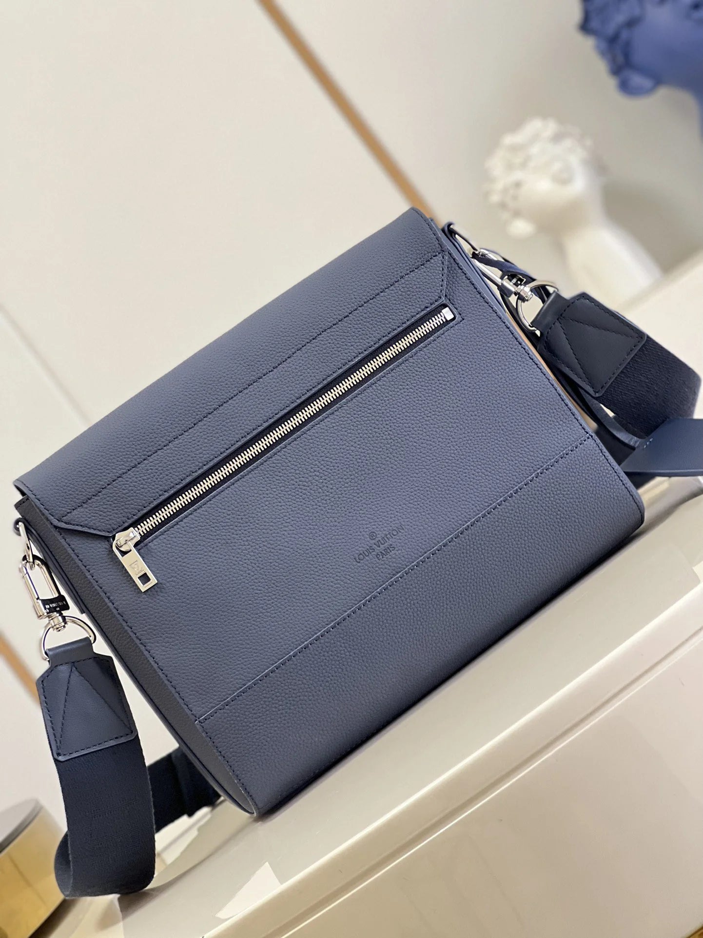 LV BAG M