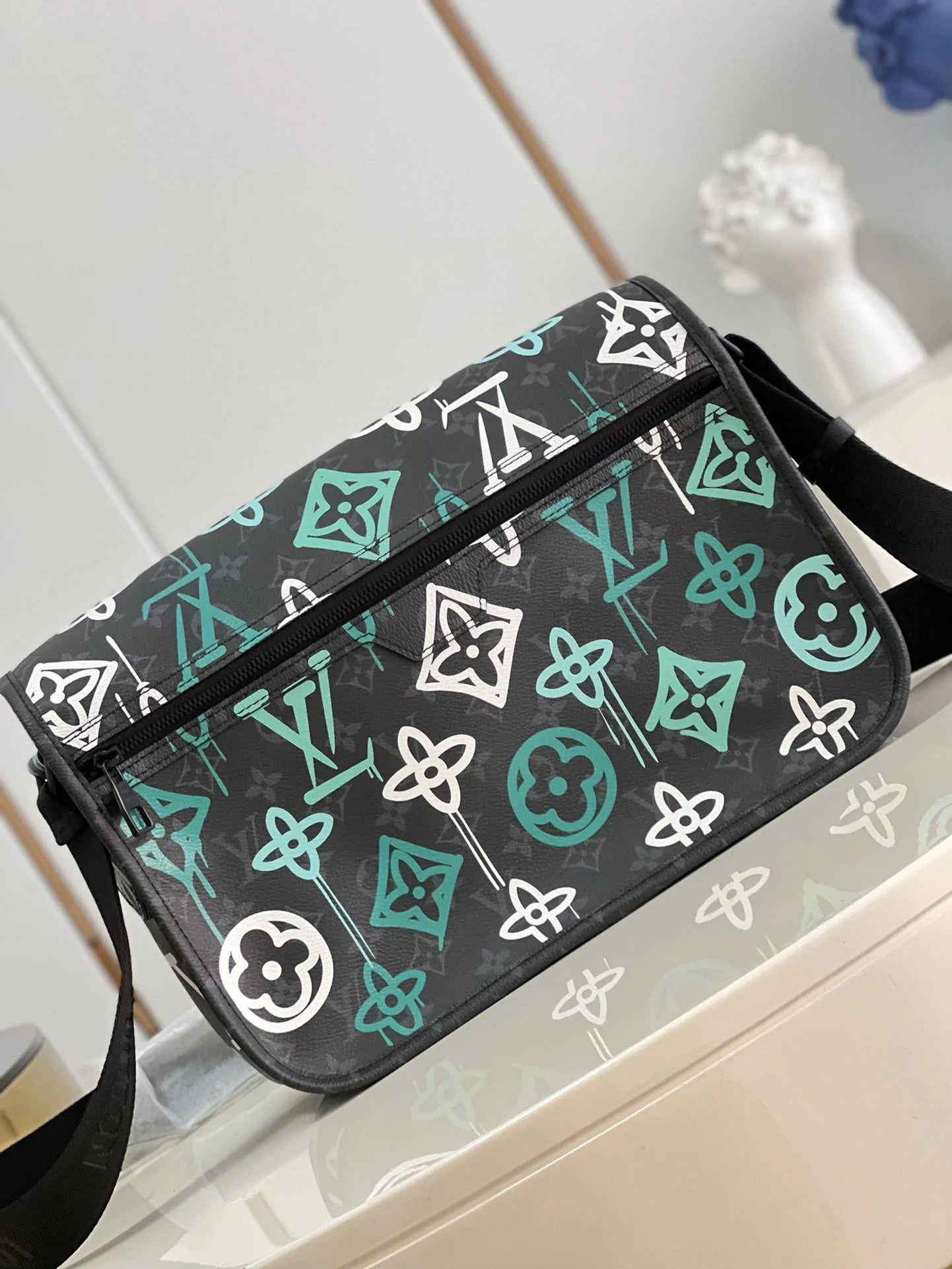 LV BAG M