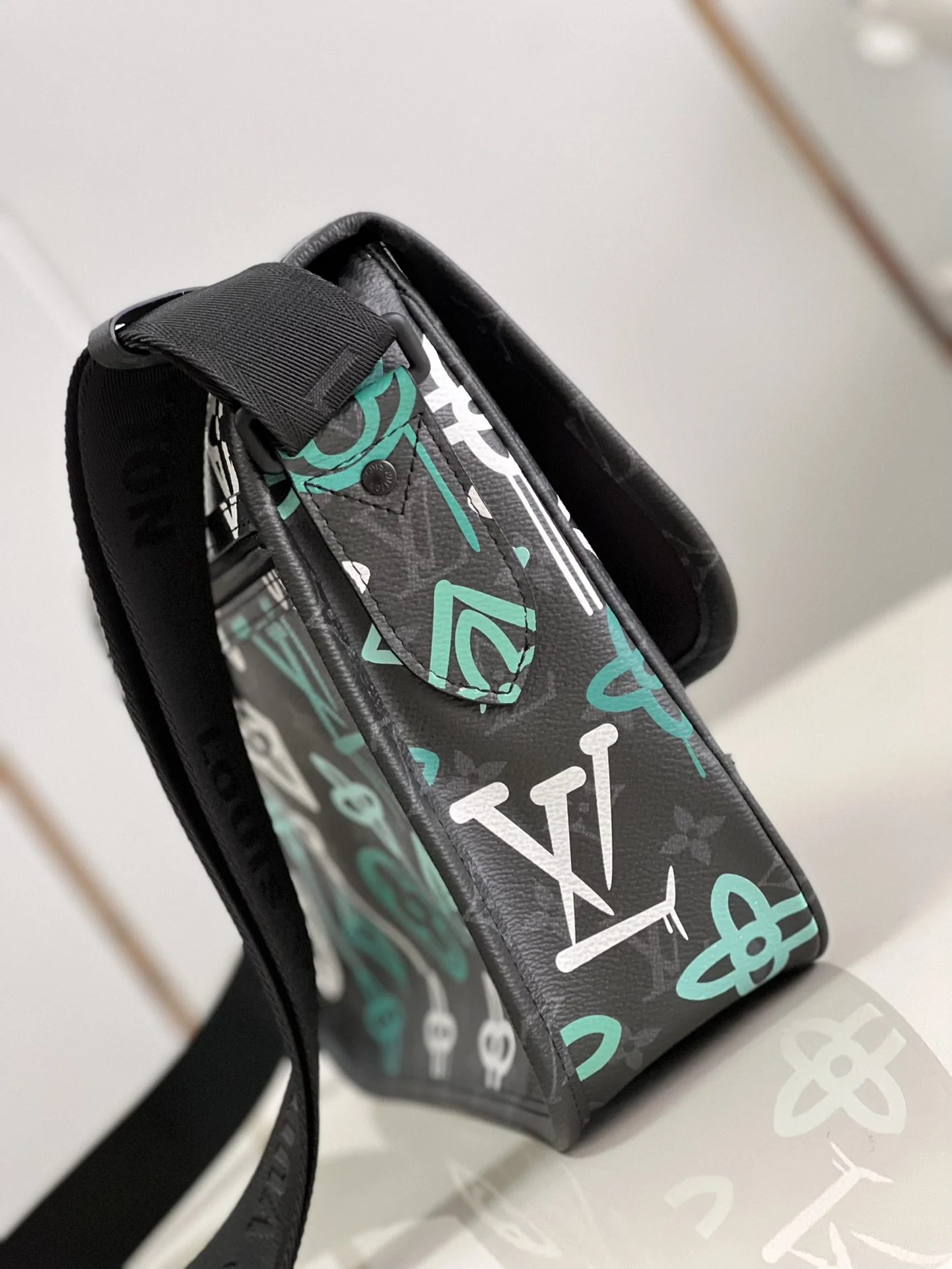 LV BAG M