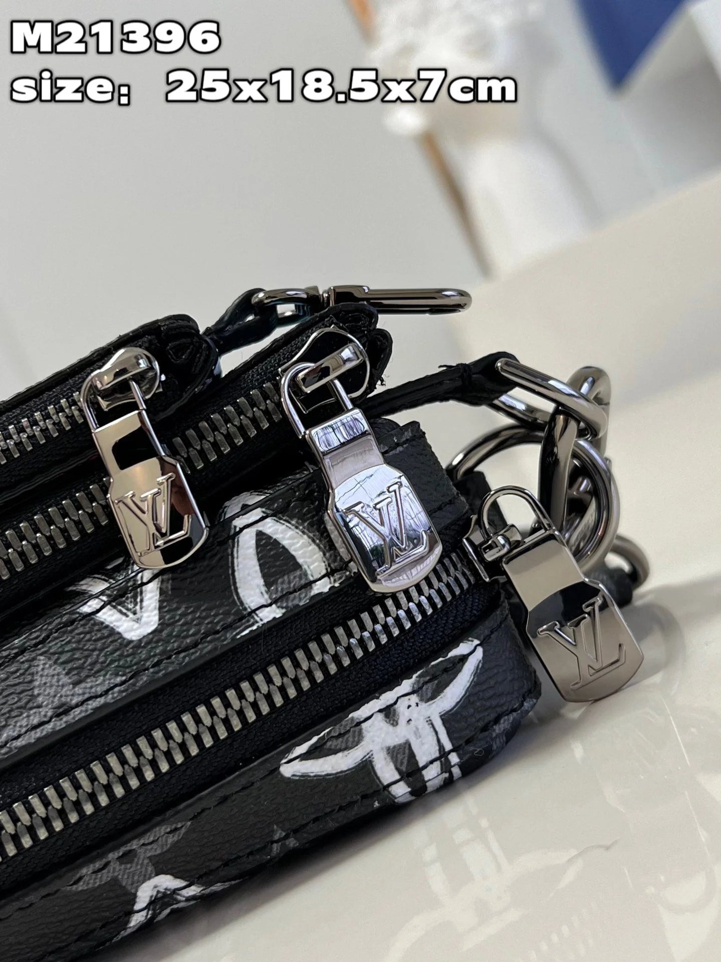 LV BAG M