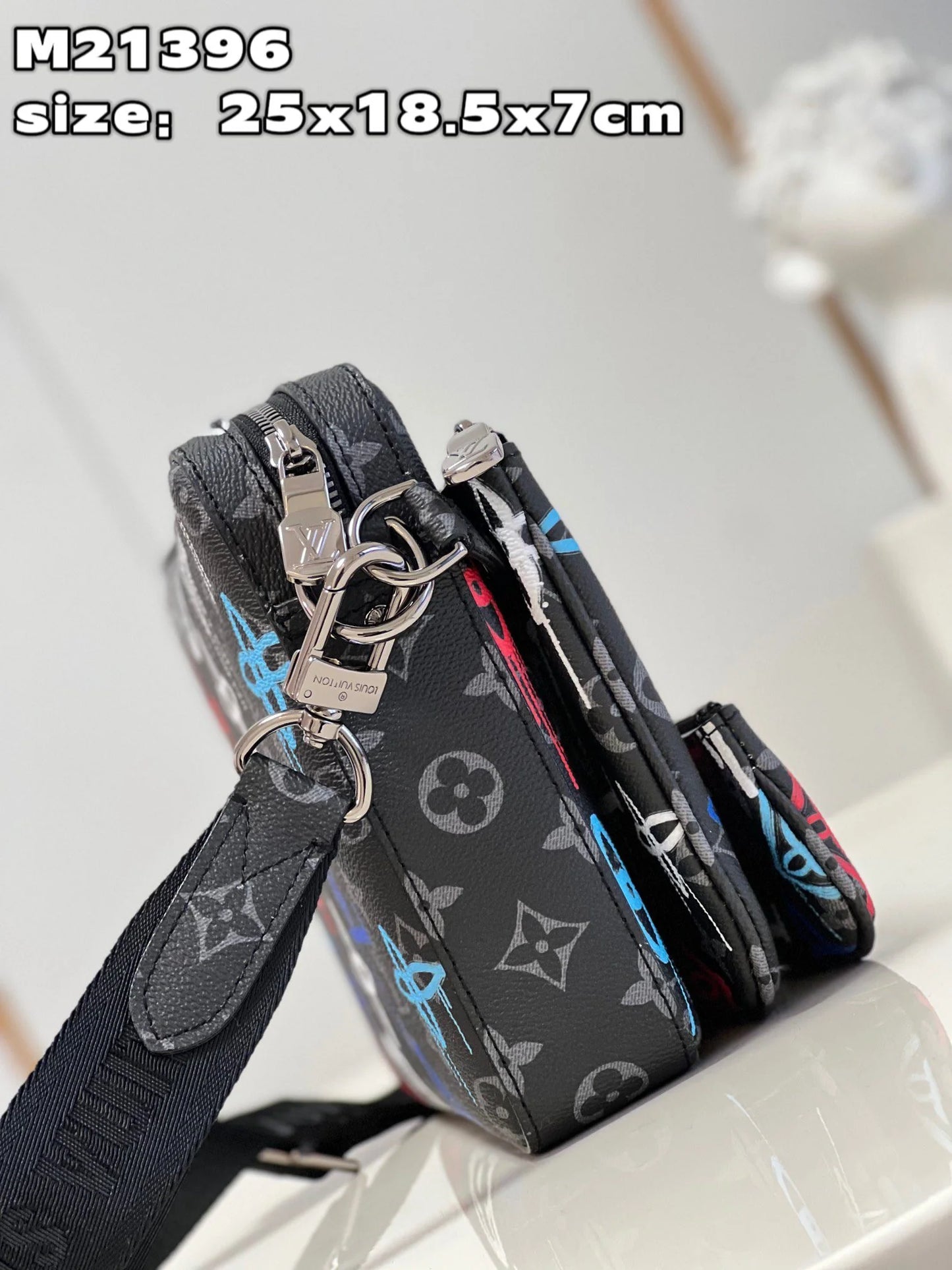 LV BAG M