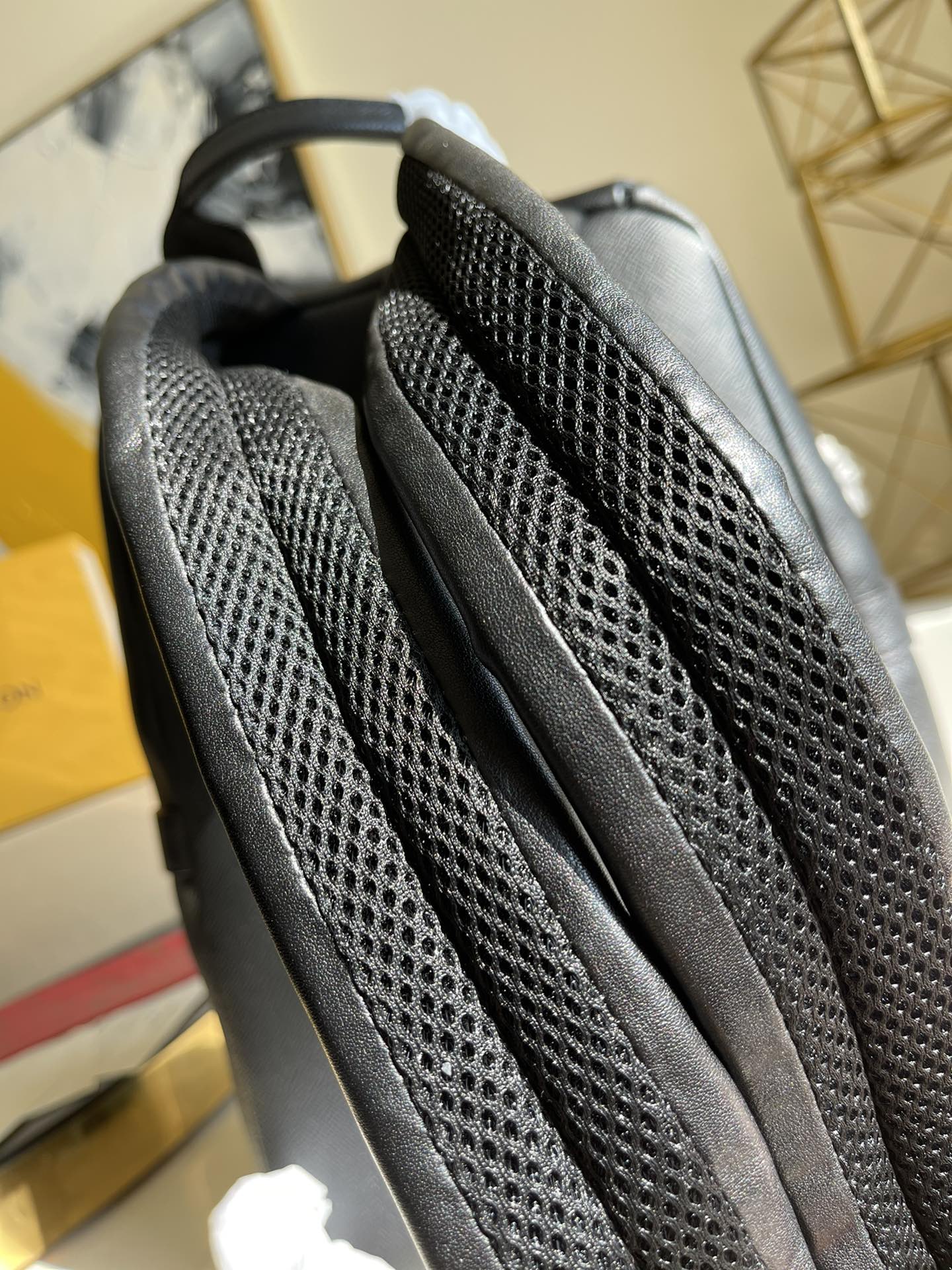 LV BAG M