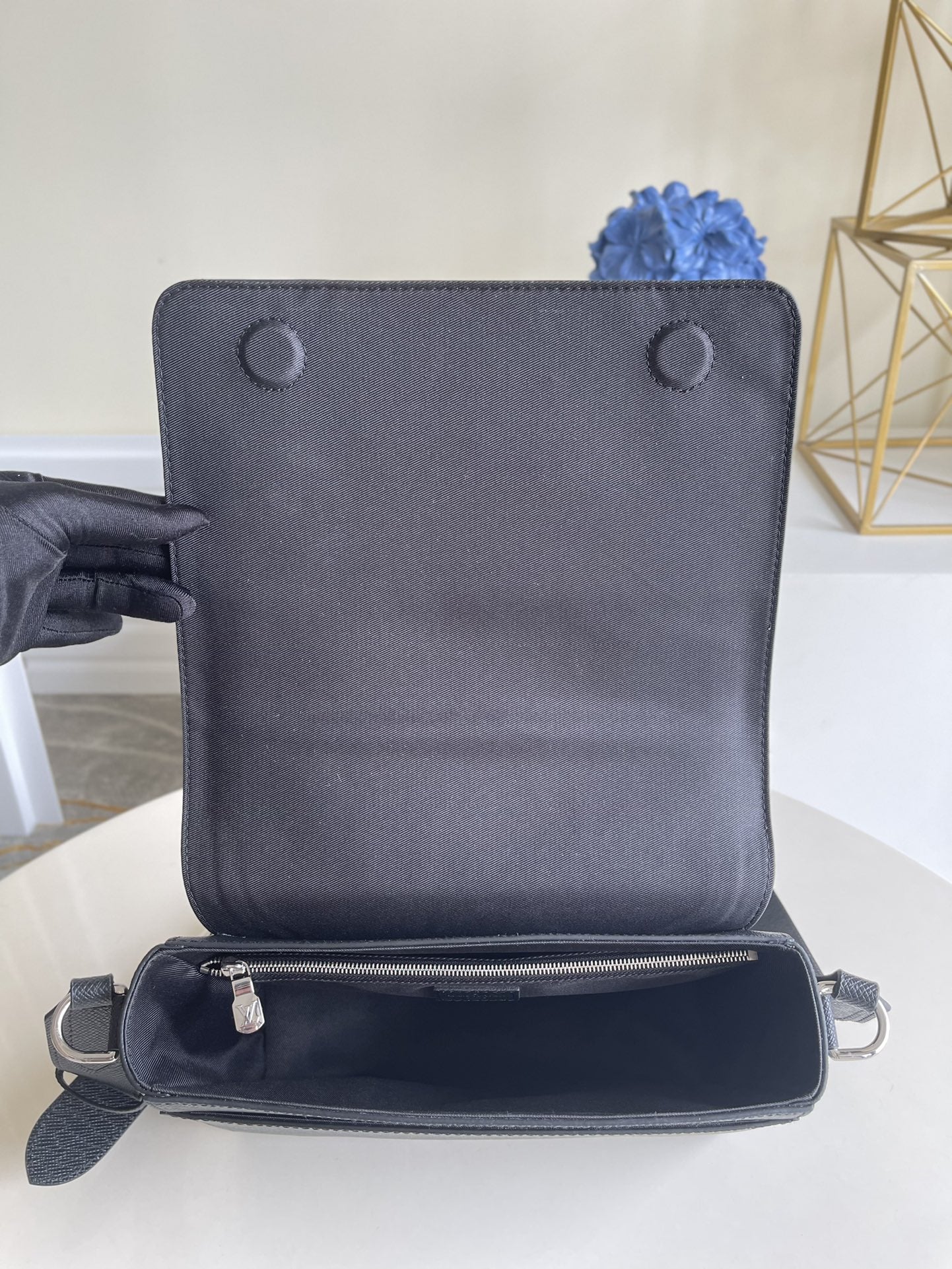 LV BAG M