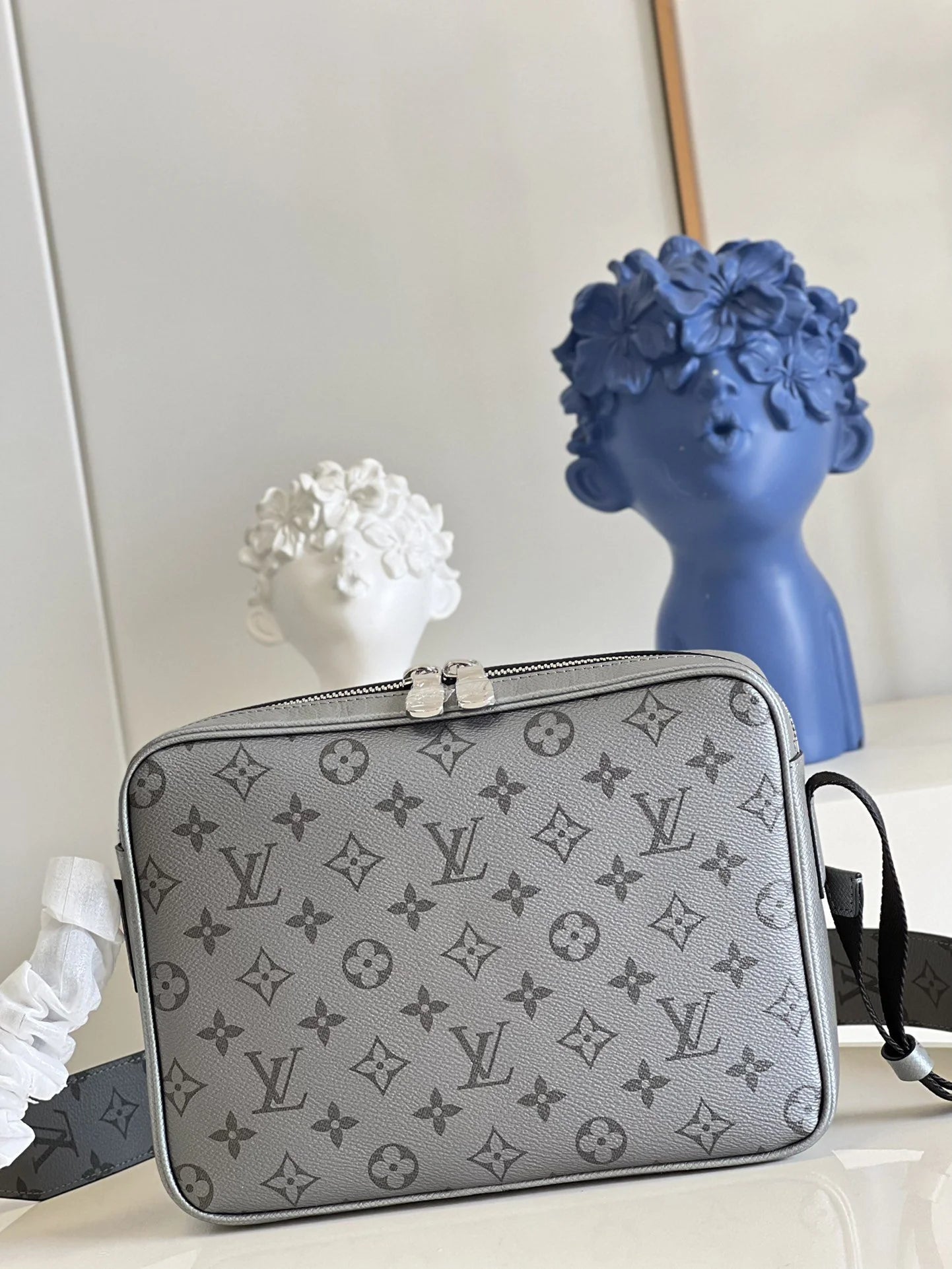 LV BAG M