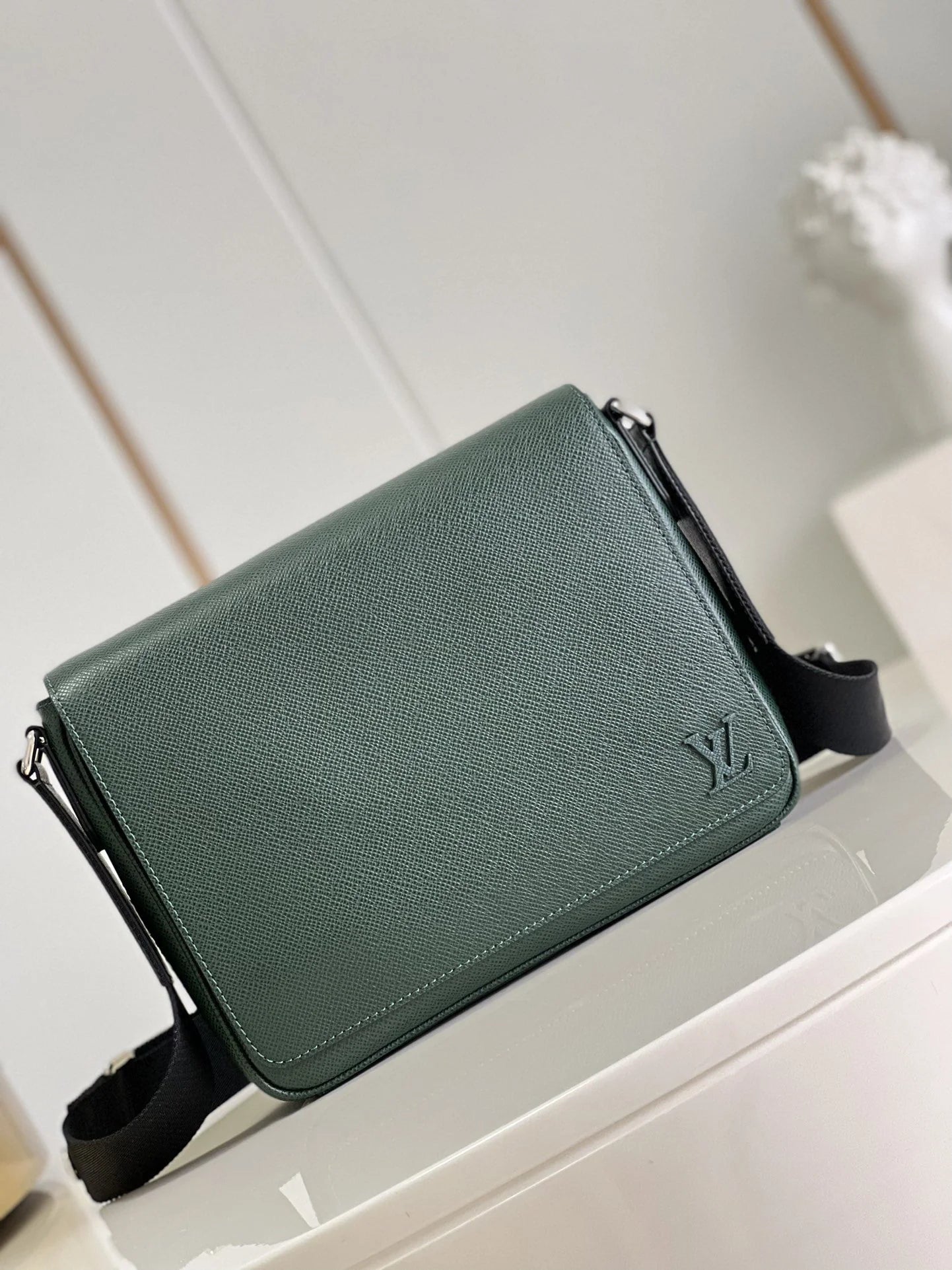 LV BAG M