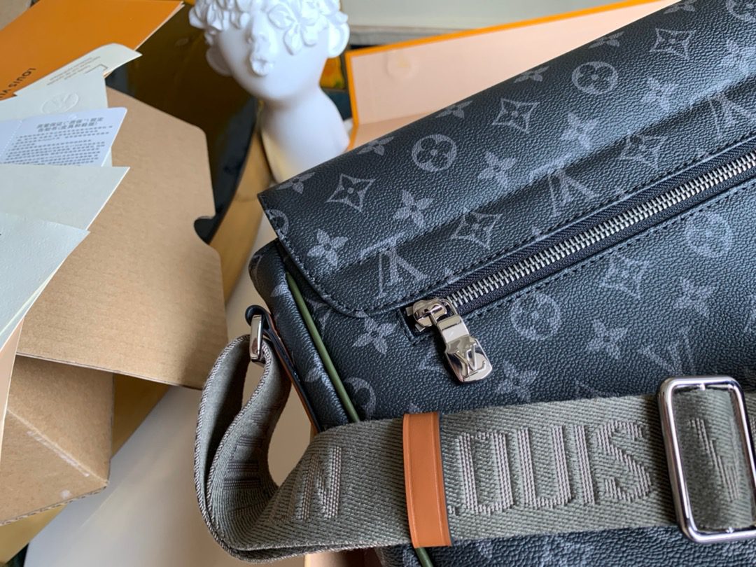 LV BAG M