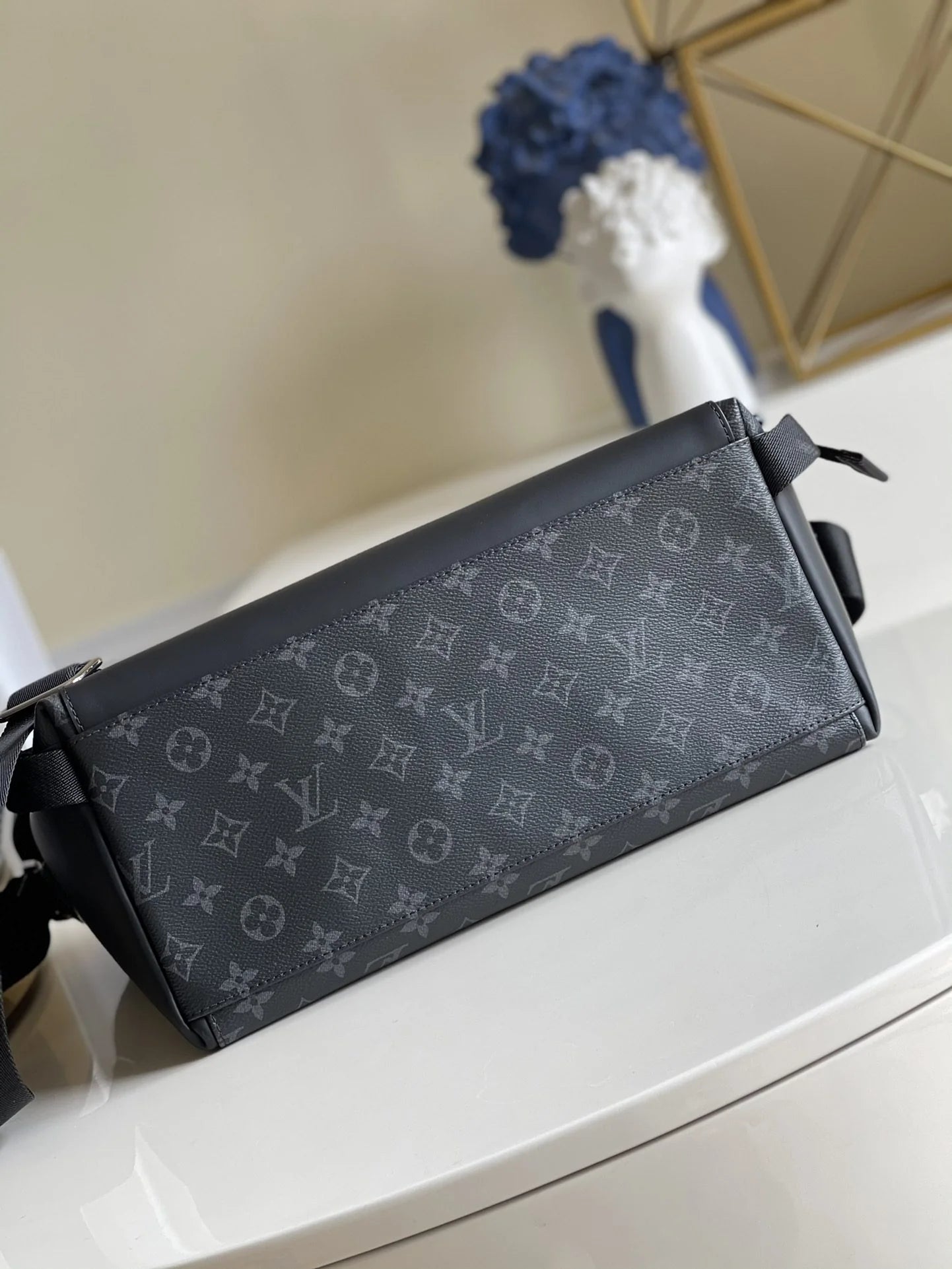 LV BAG M