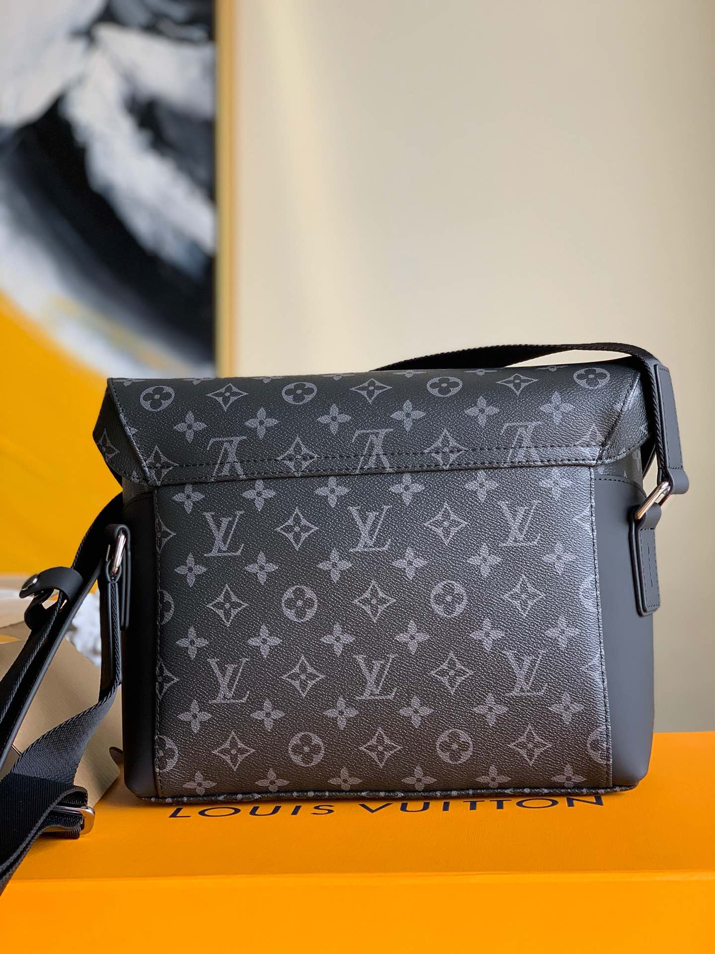 LV BAG M