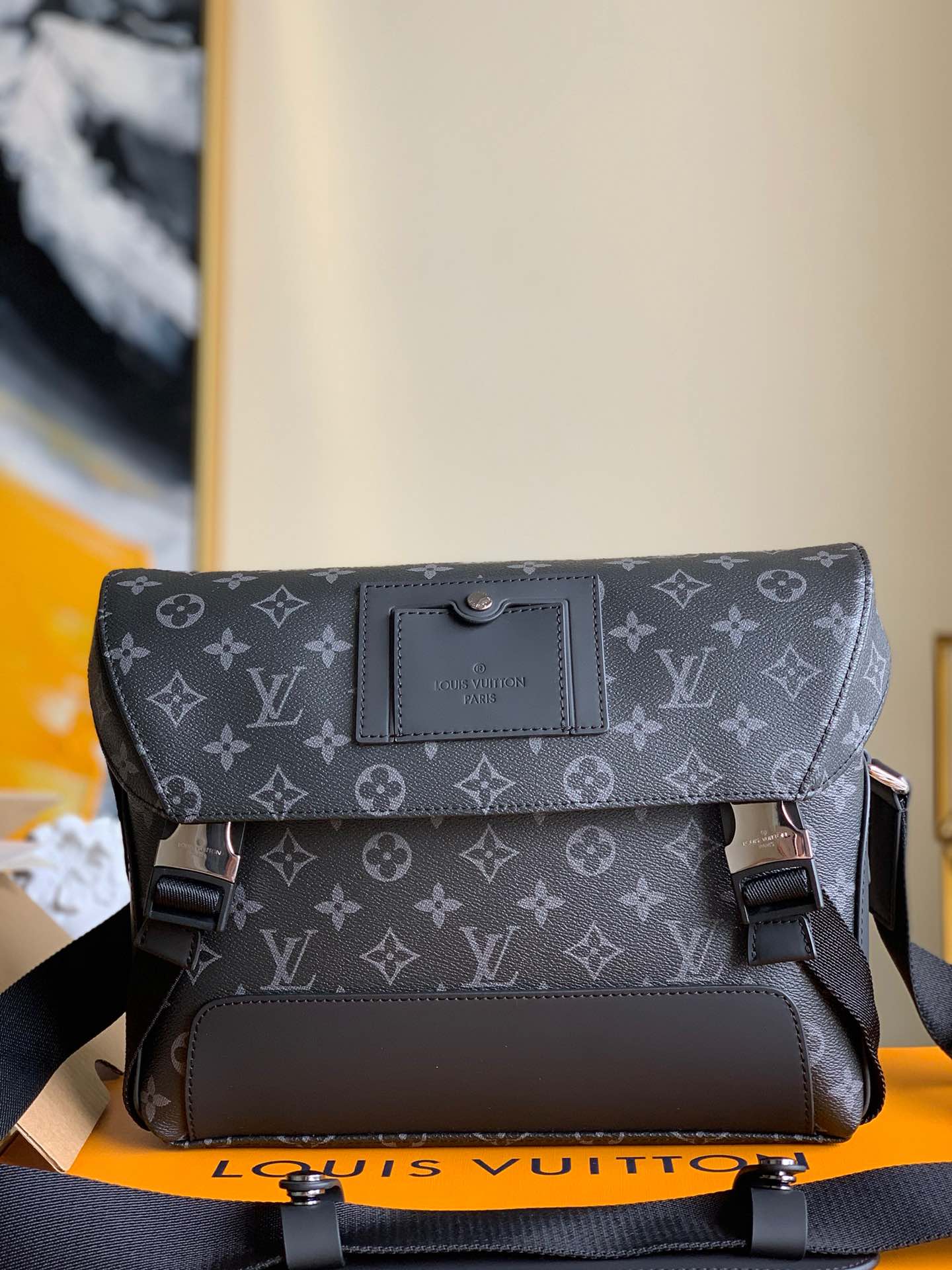 LV BAG M