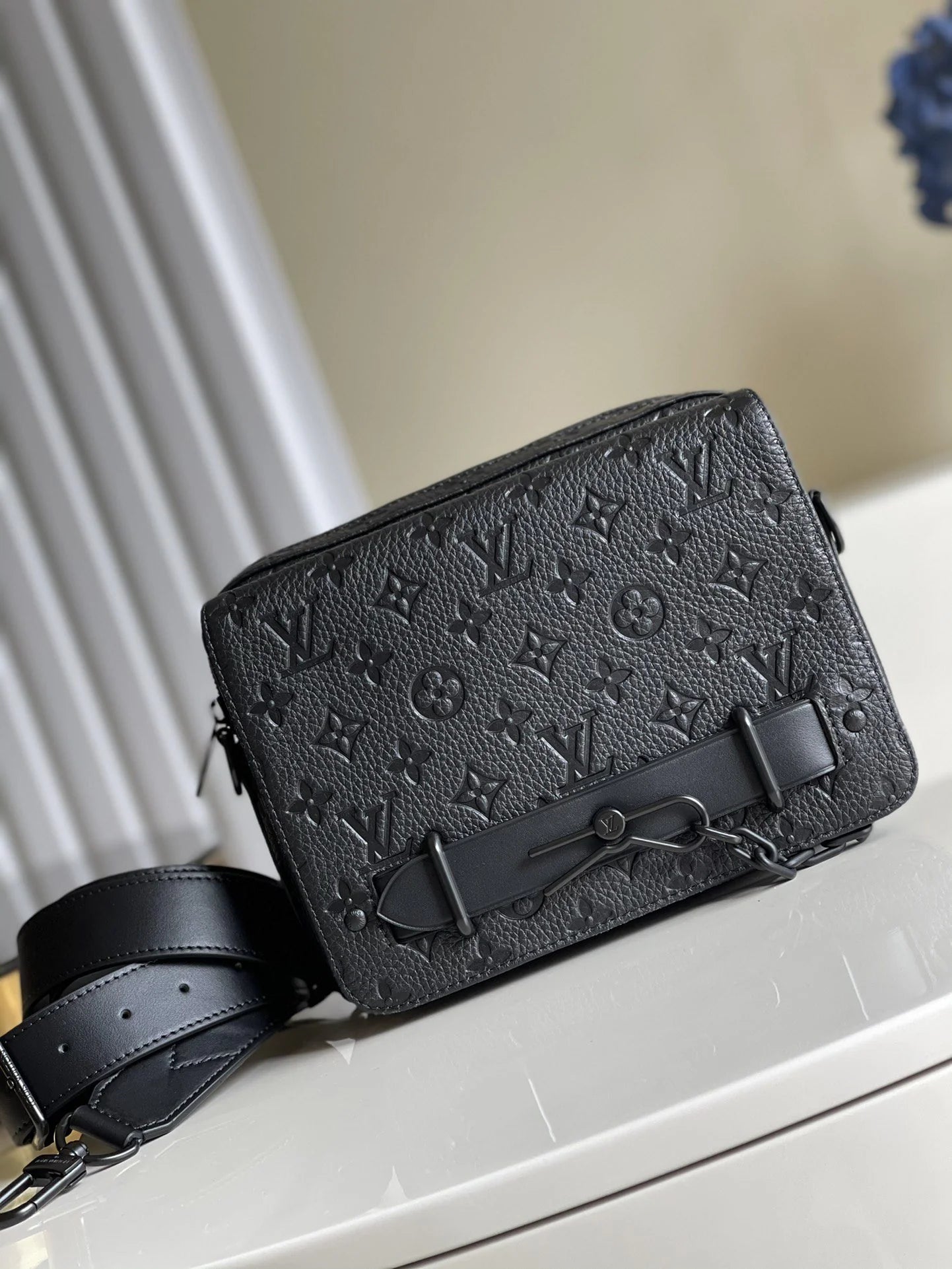 LV BAG M