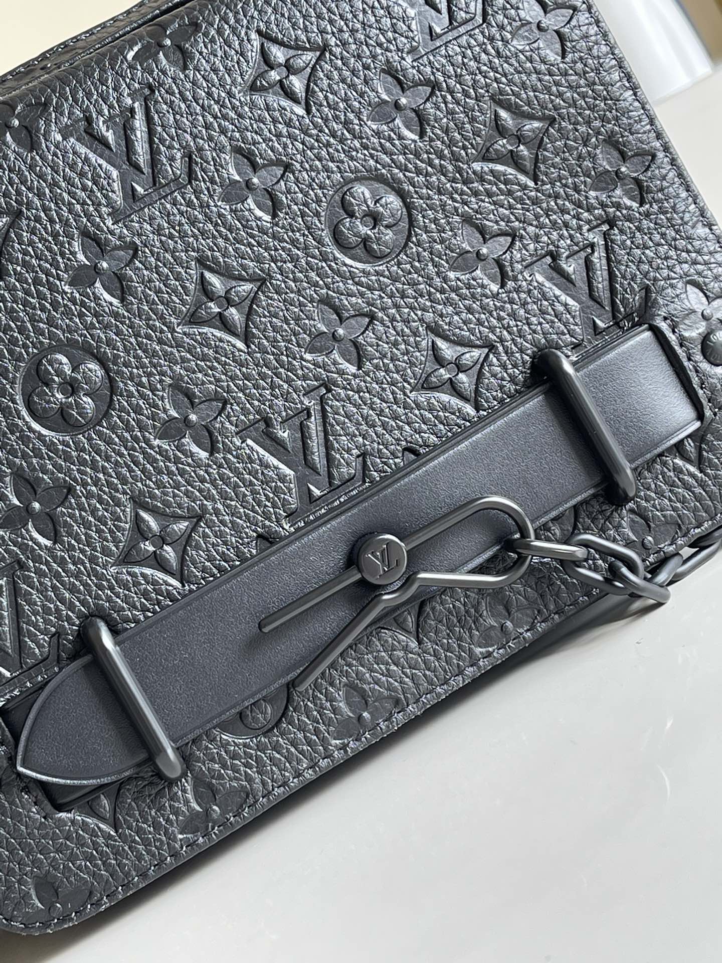 LV BAG M