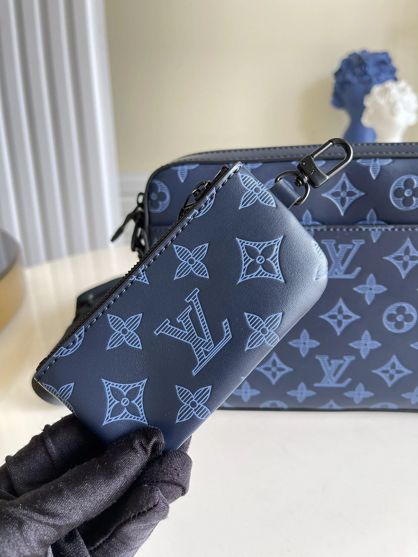 LV BAG M