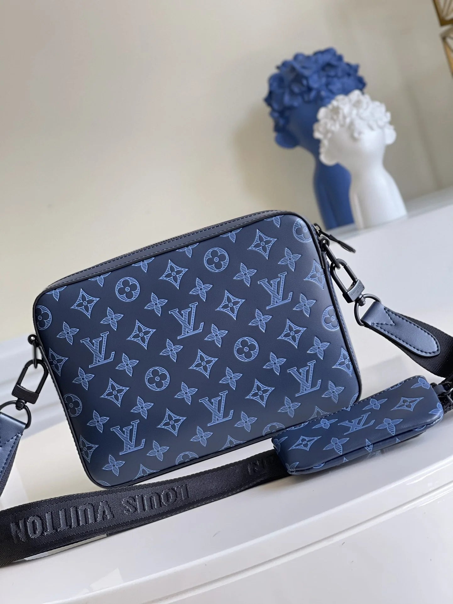 LV BAG M