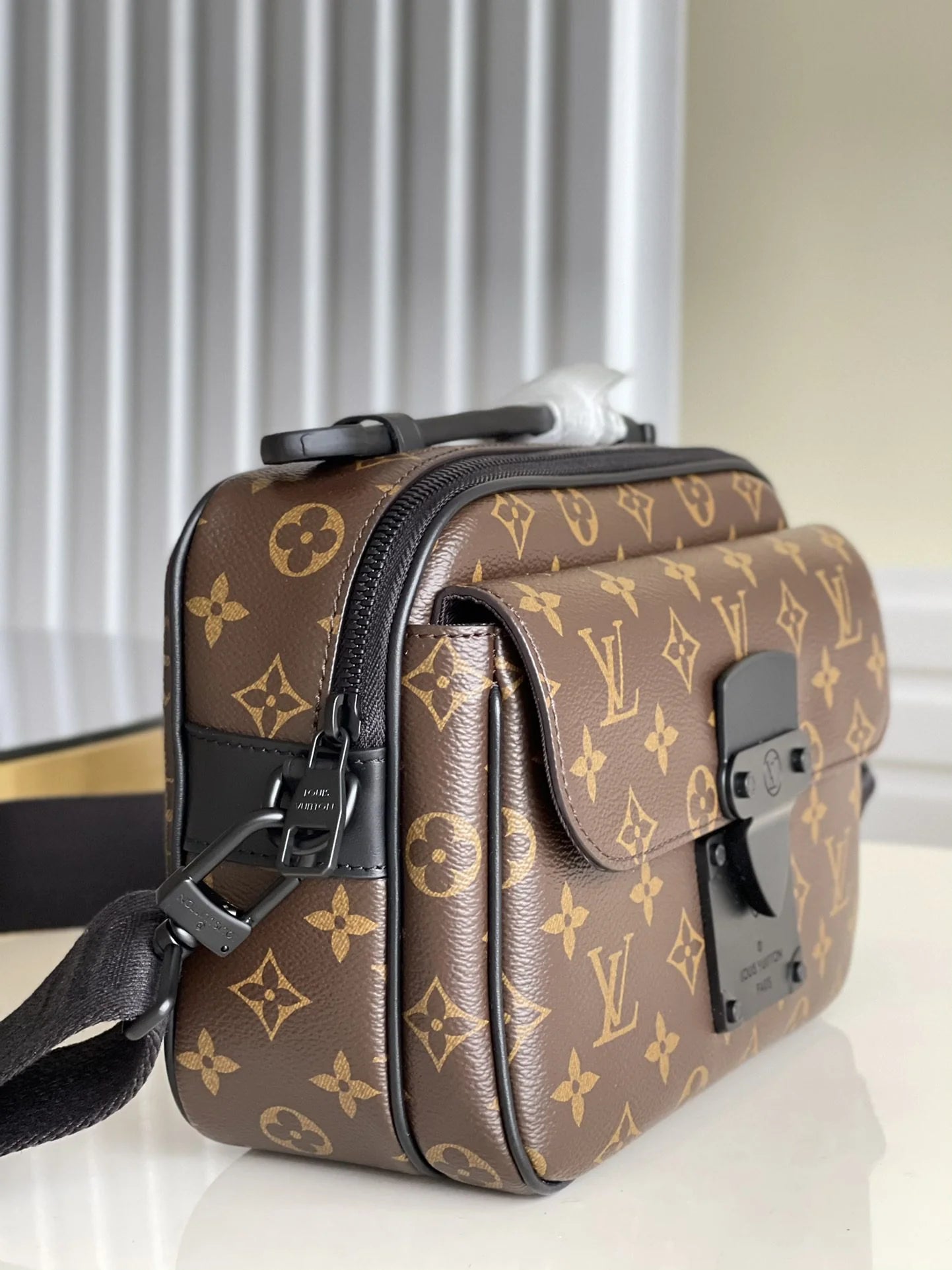 LV BAG M