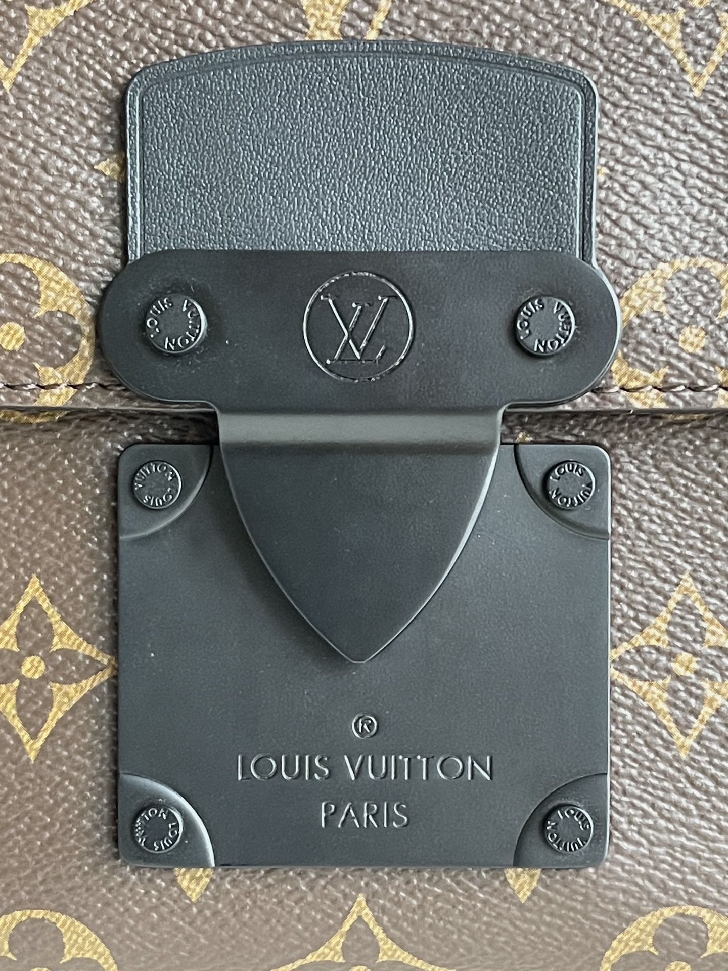 LV BAG M