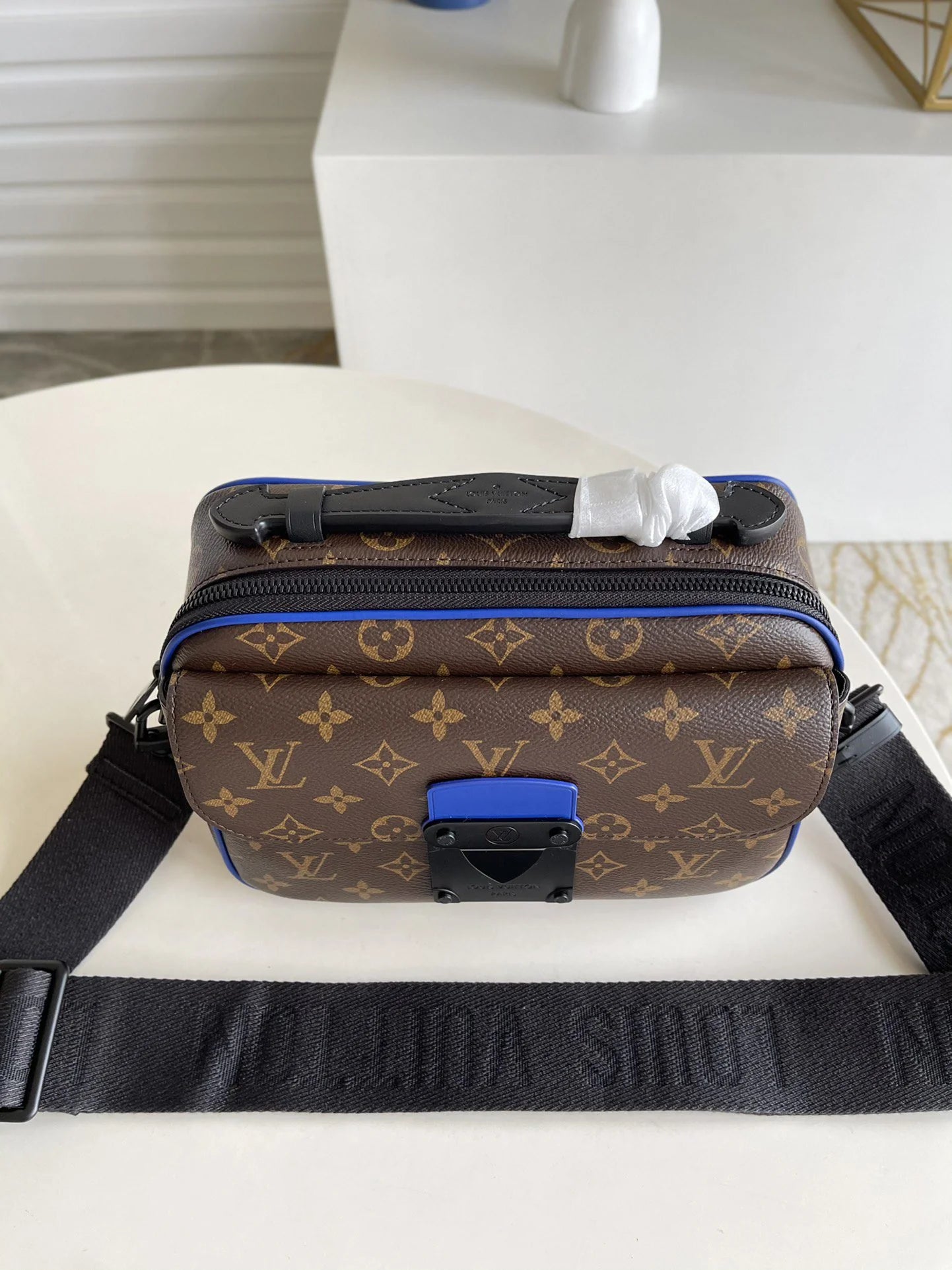 LV BAG M