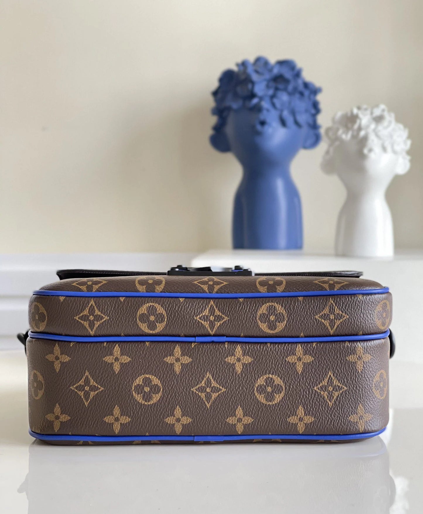 LV BAG M