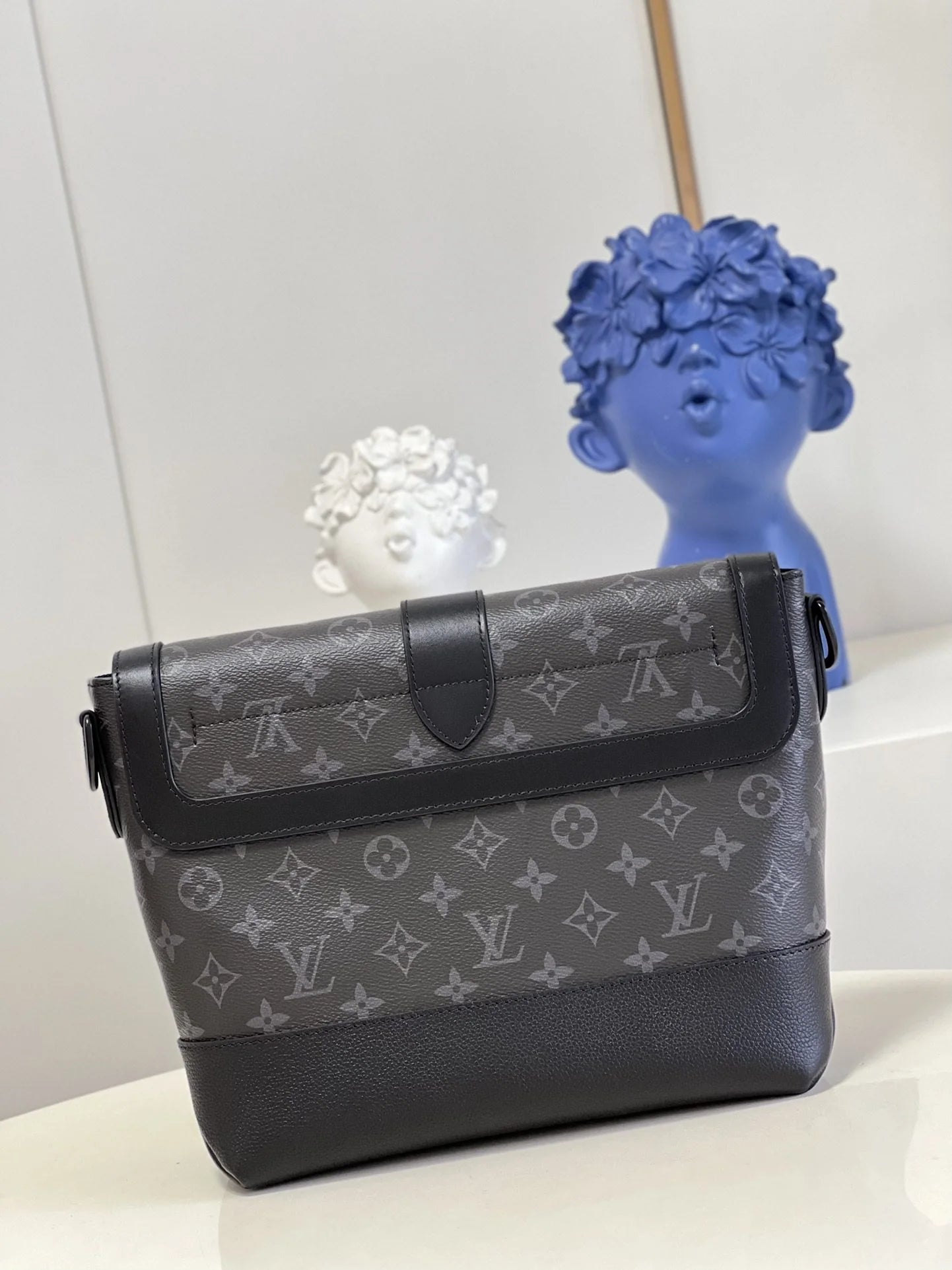 LV BAG M