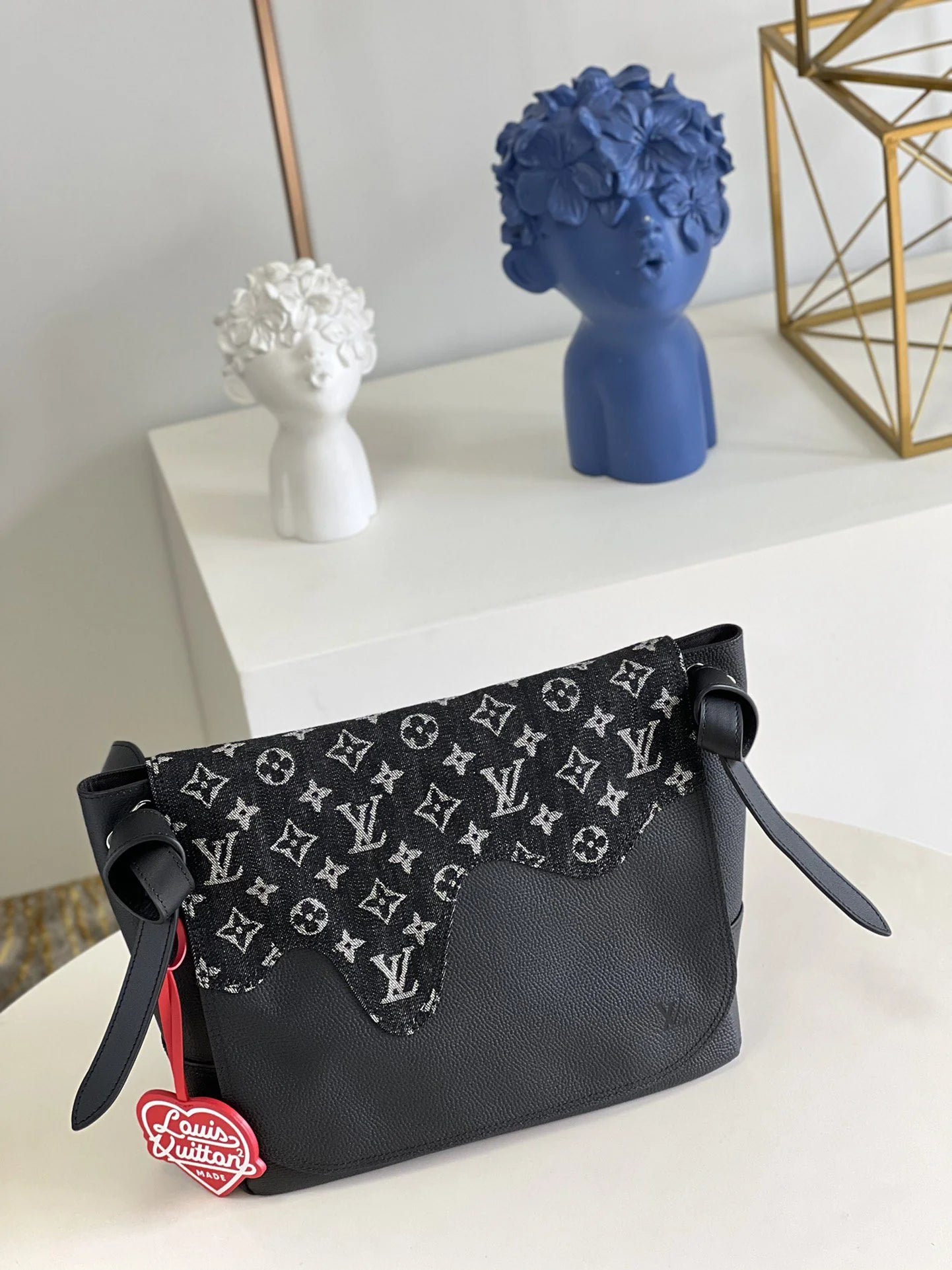 LV BAG M