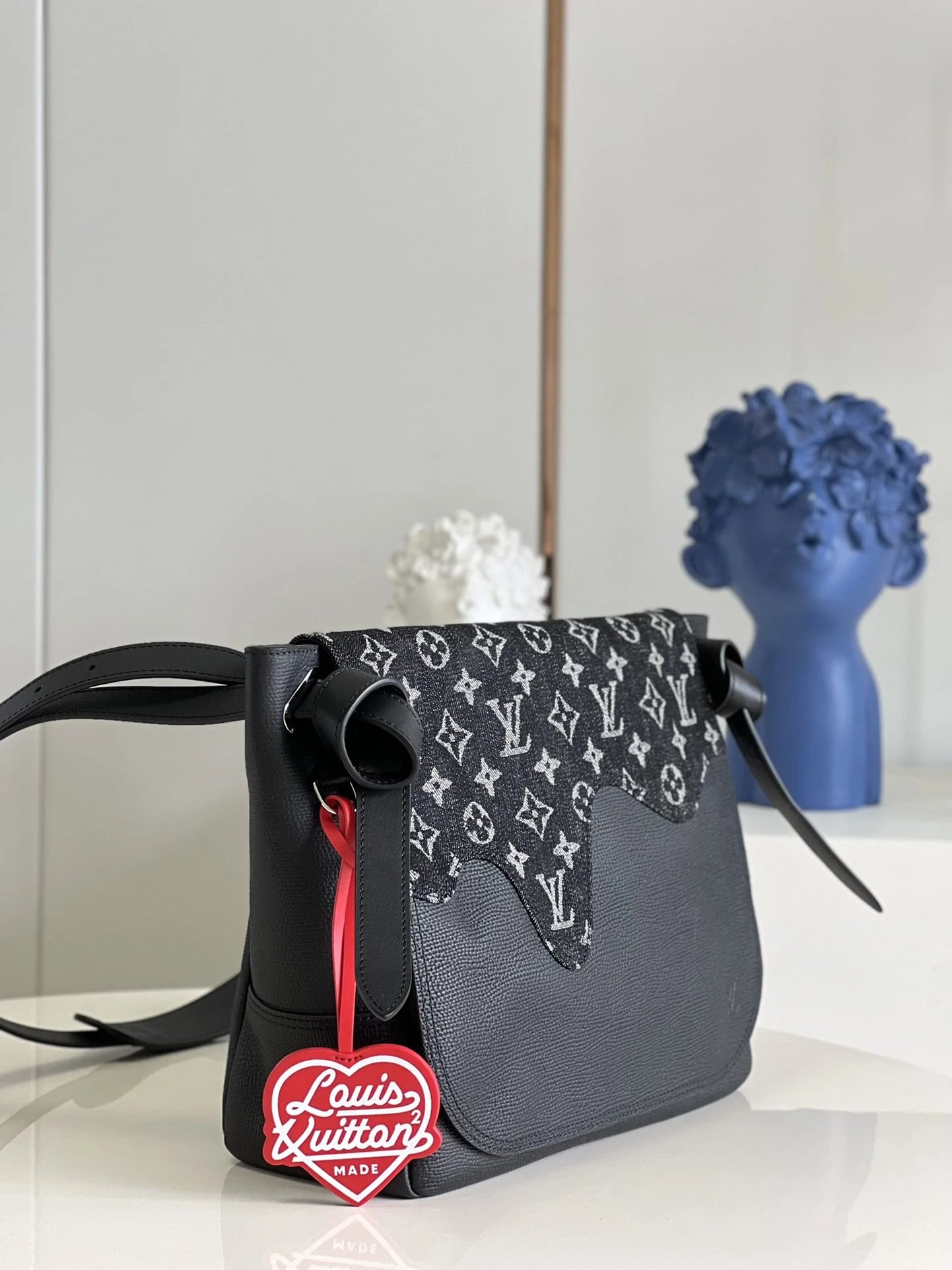 LV BAG M