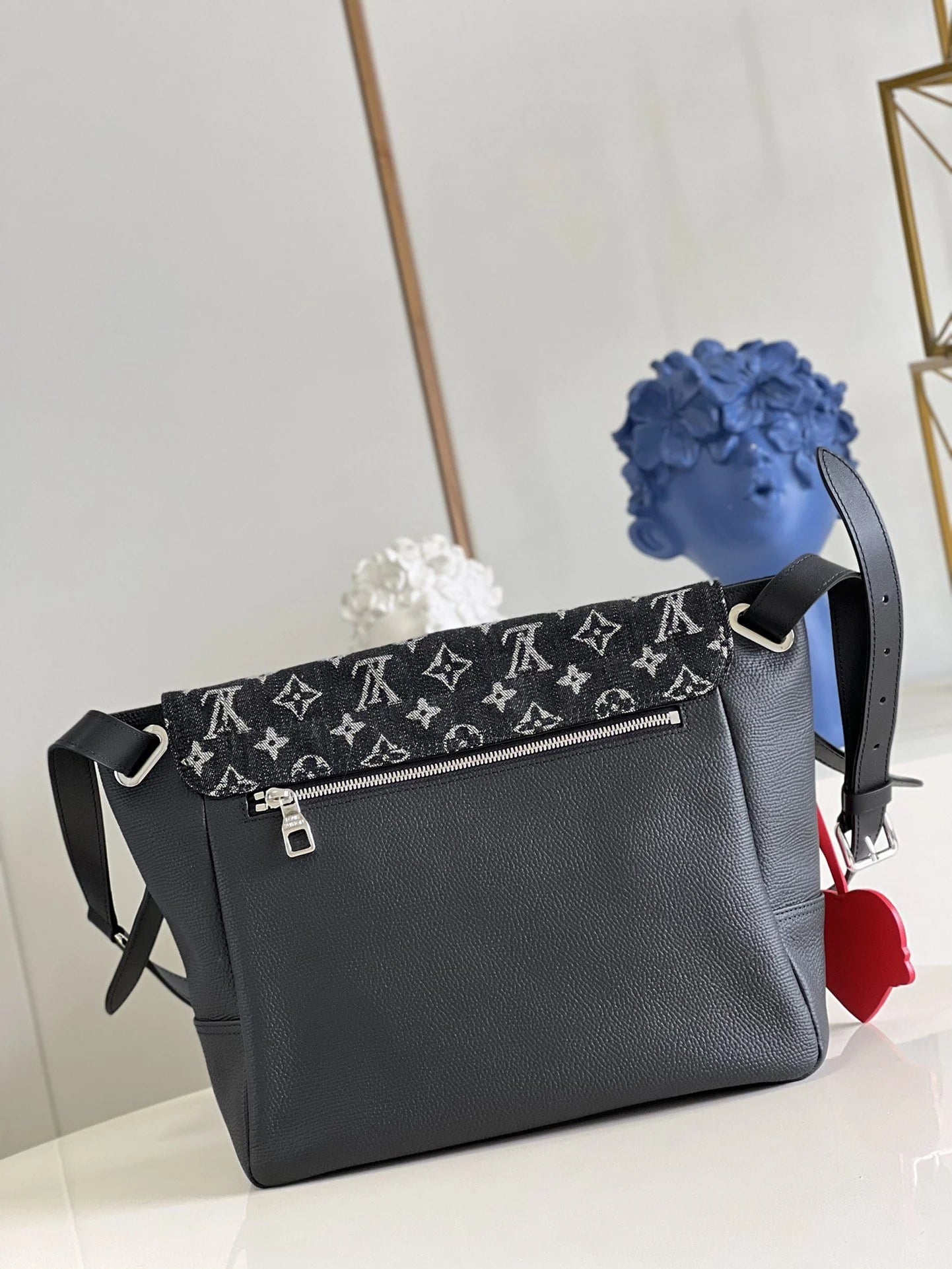 LV BAG M