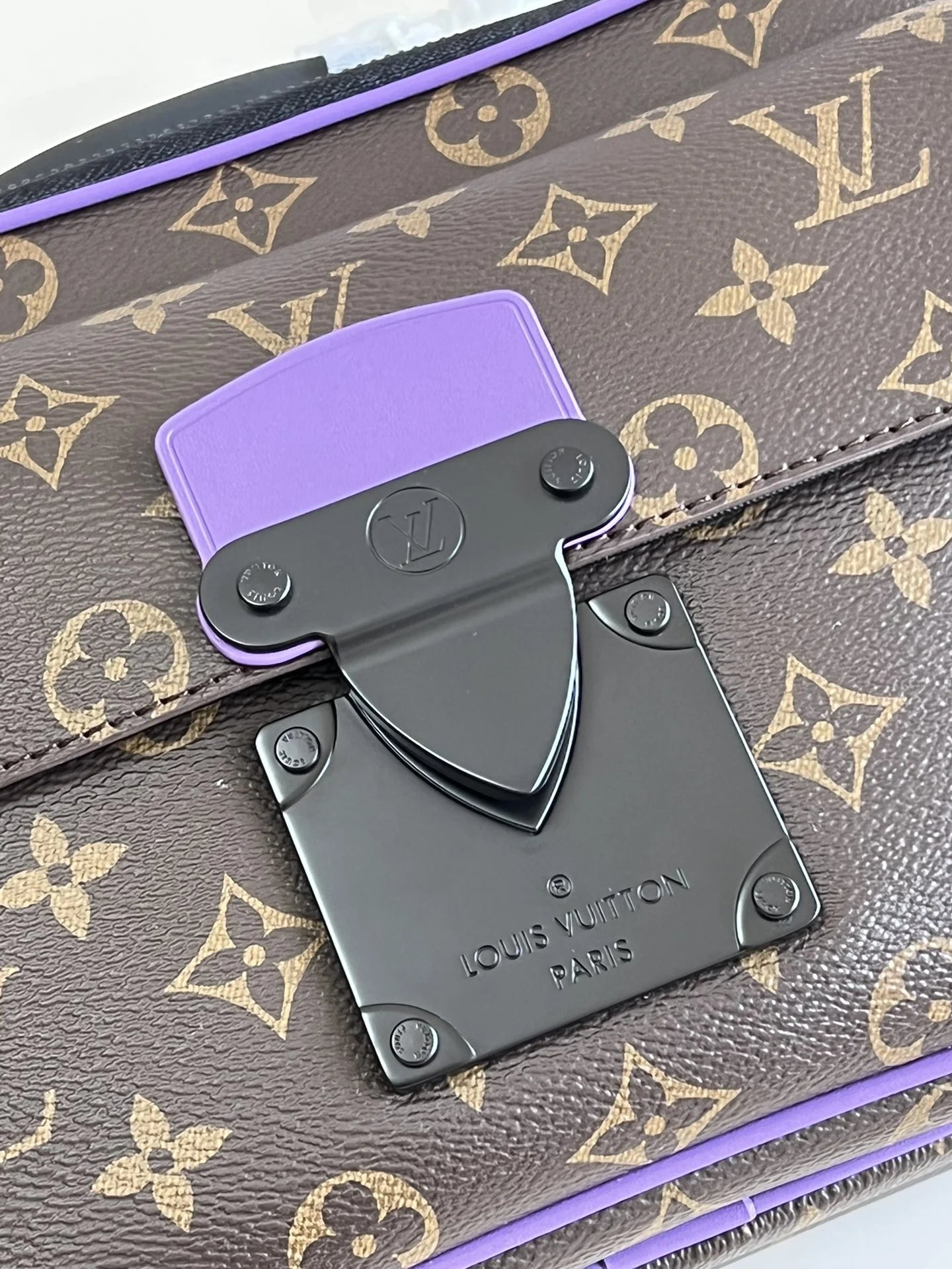 LV BAG M