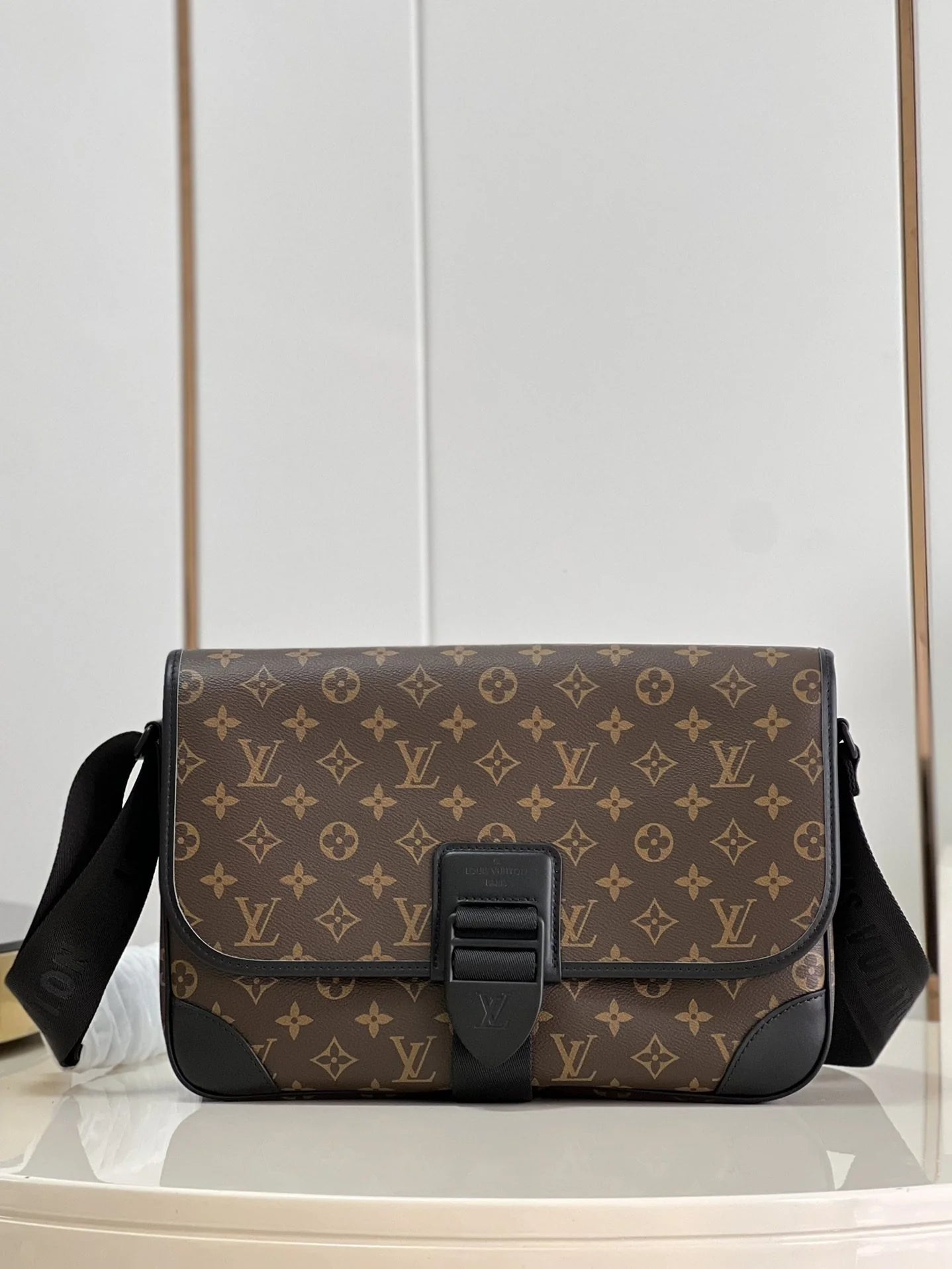 LV BAG M