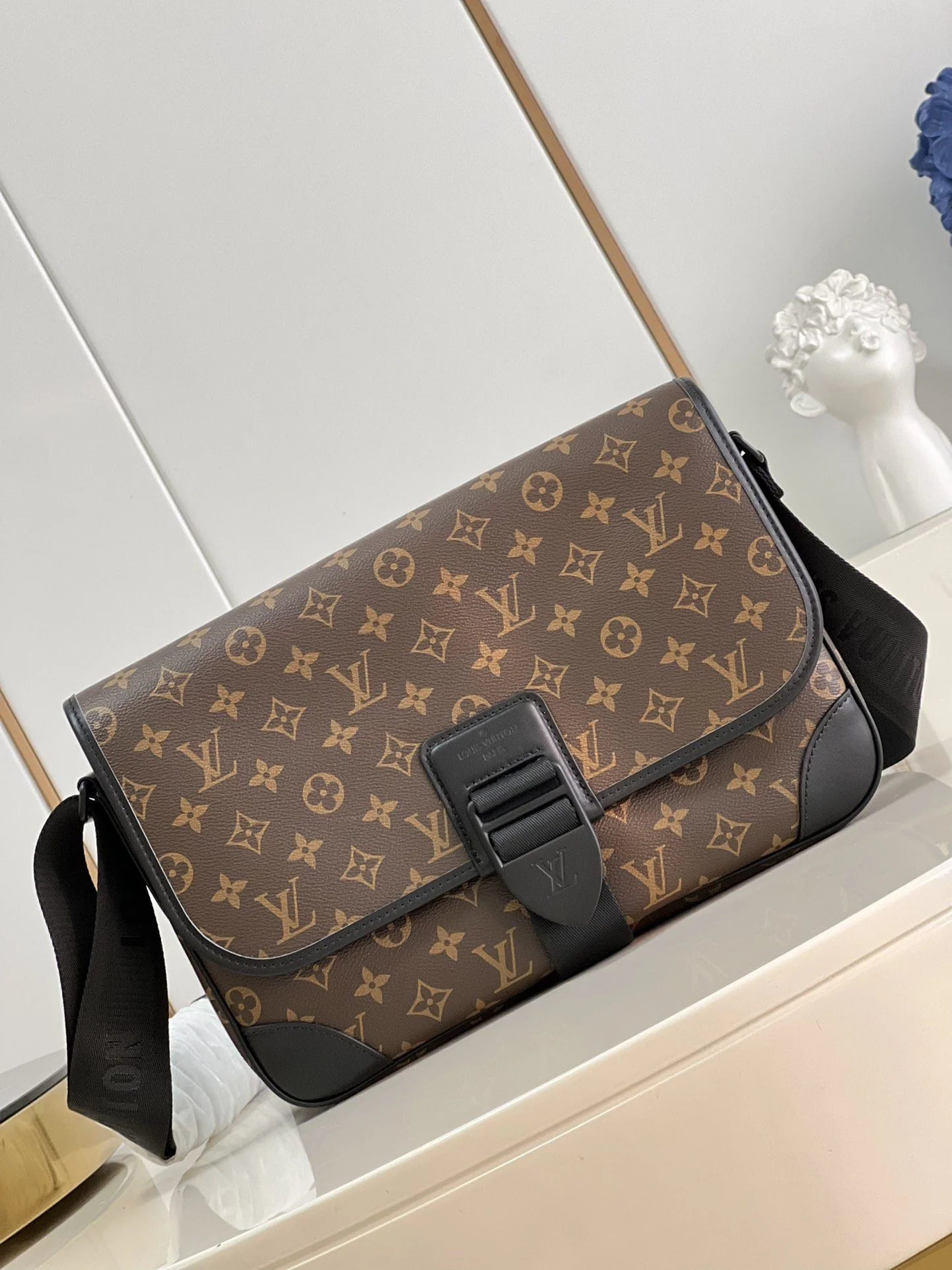 LV BAG M