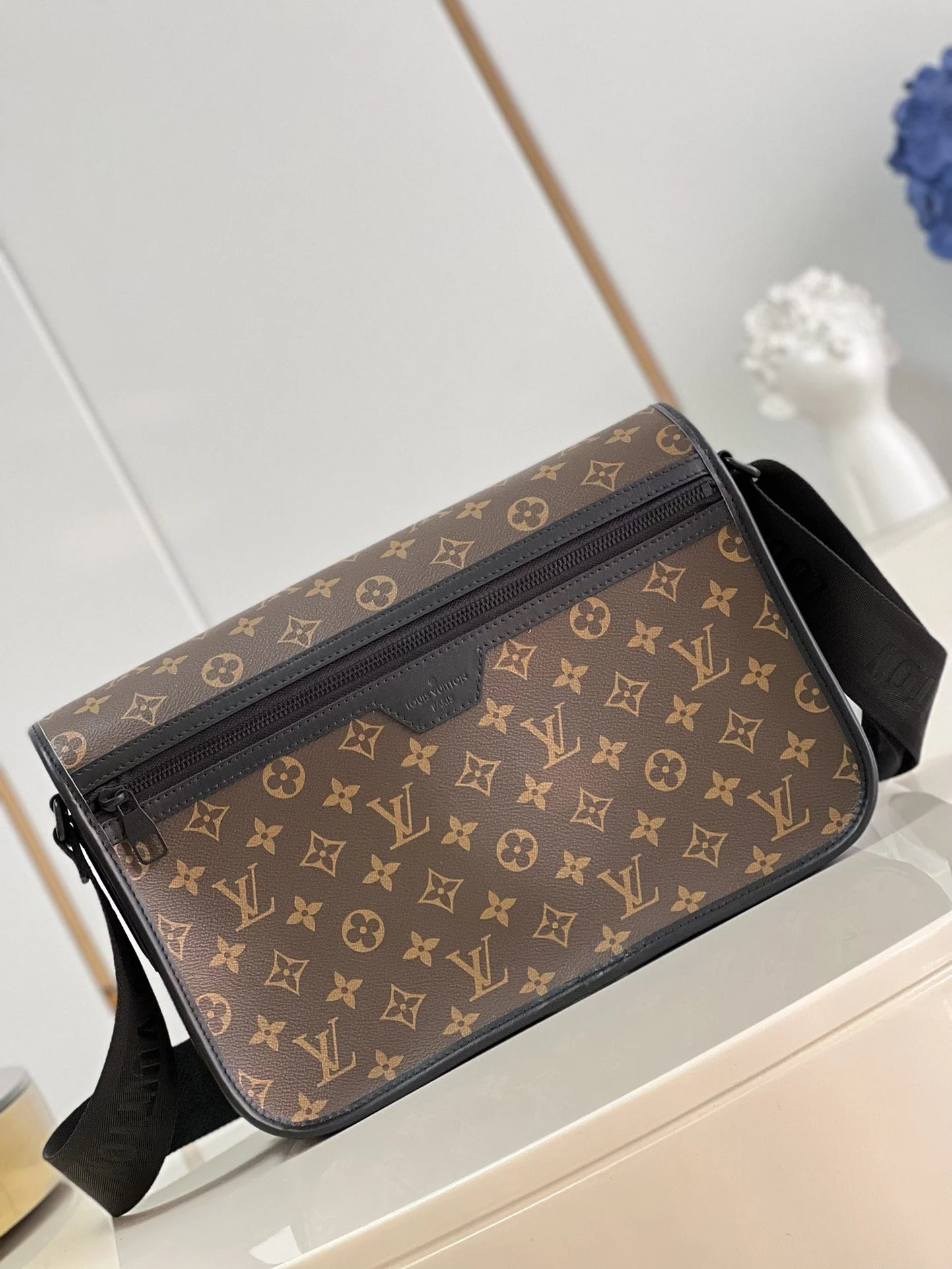 LV BAG M