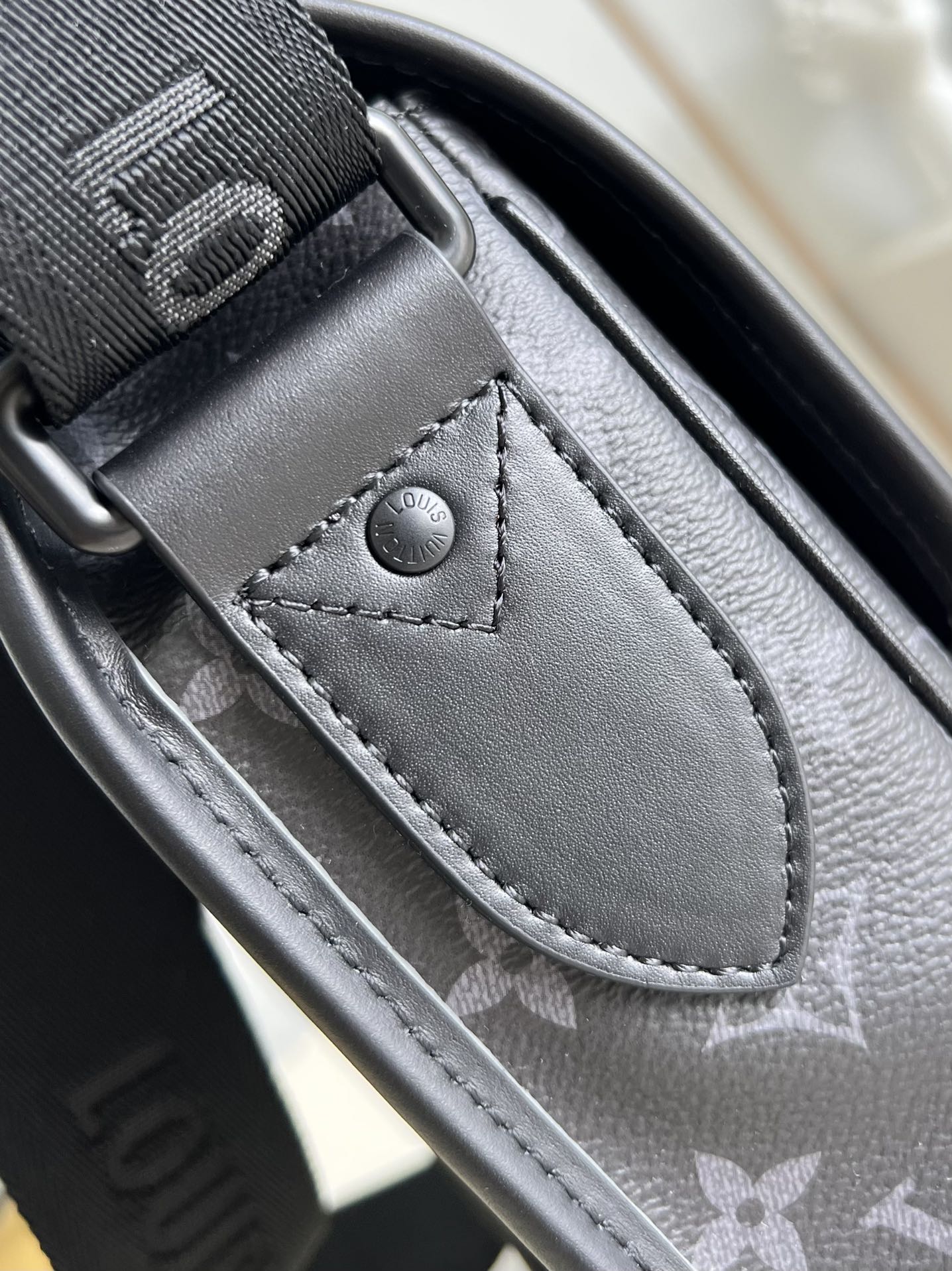 LV BAG M