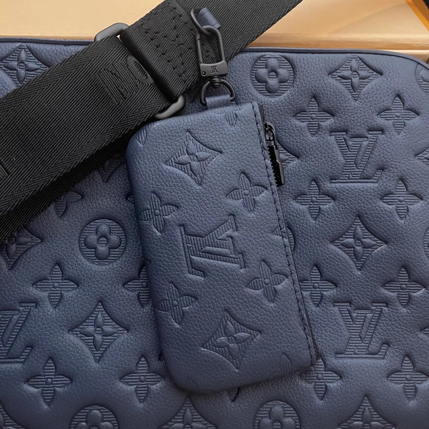 LV BAG M46604