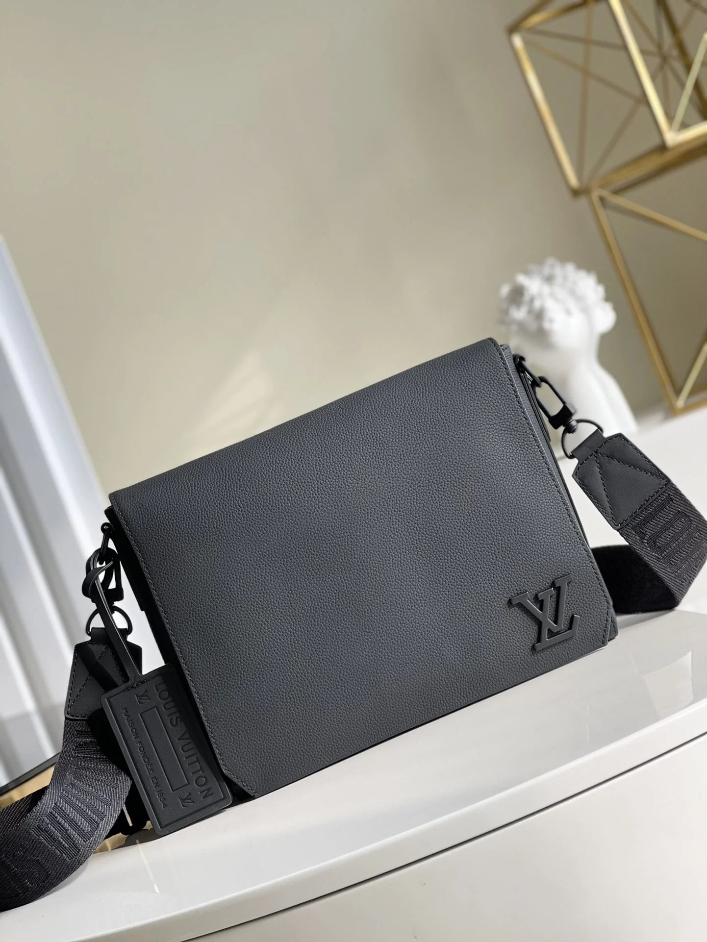 LV BAG M