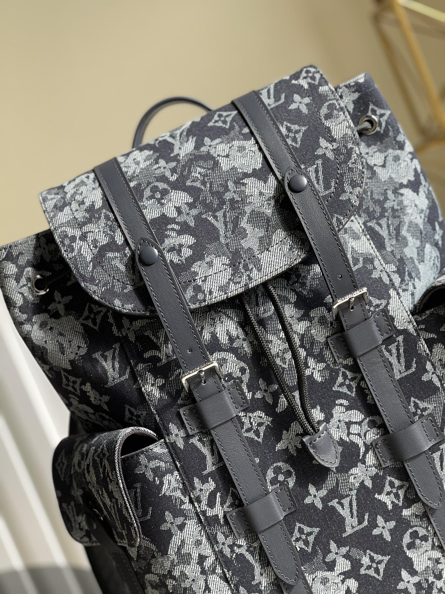 LV BAG M