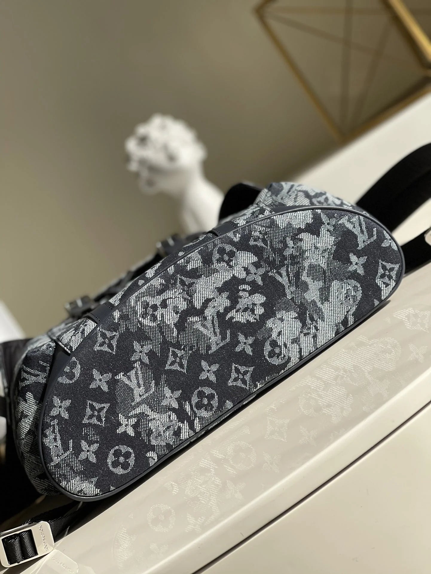 LV BAG M