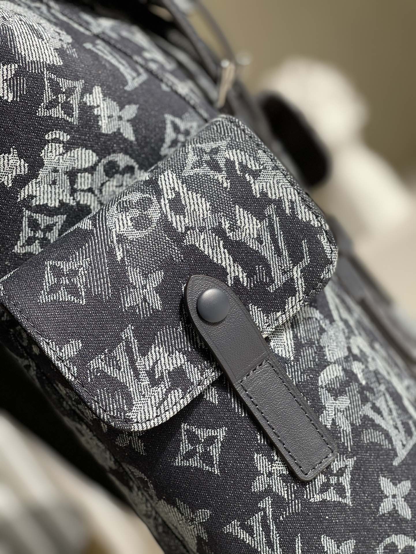 LV BAG M
