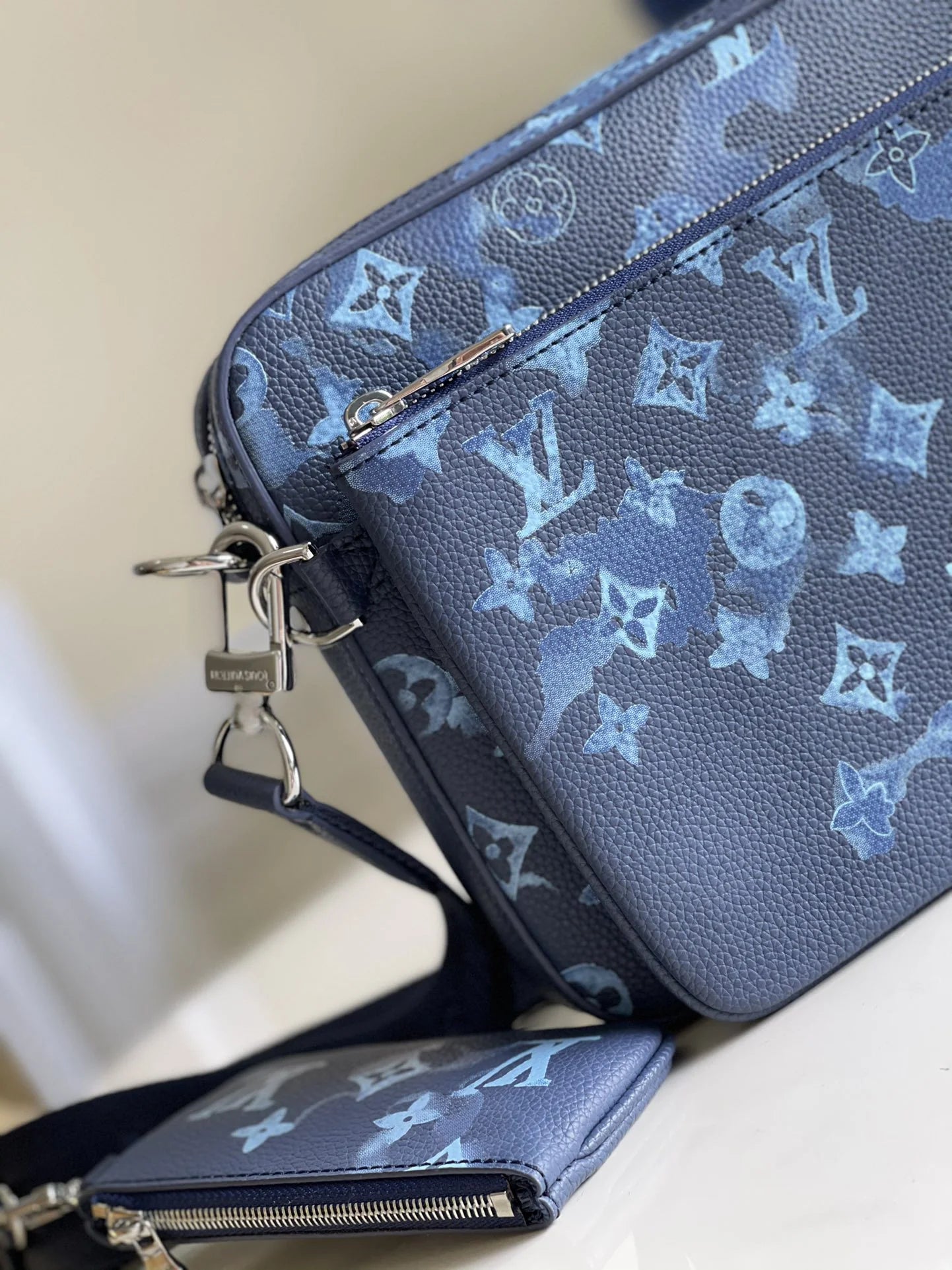 LV BAG M