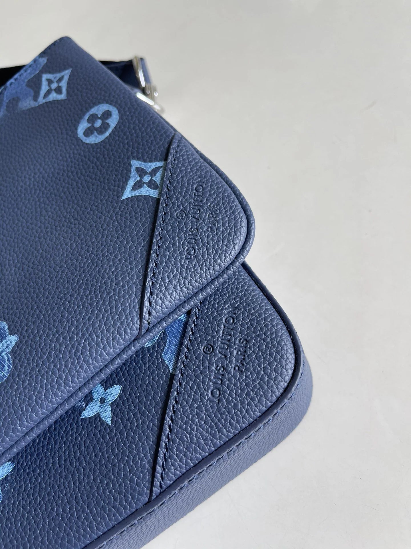 LV BAG M