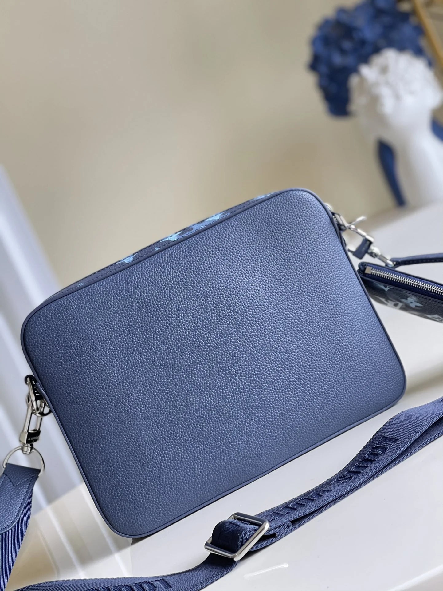 LV BAG M