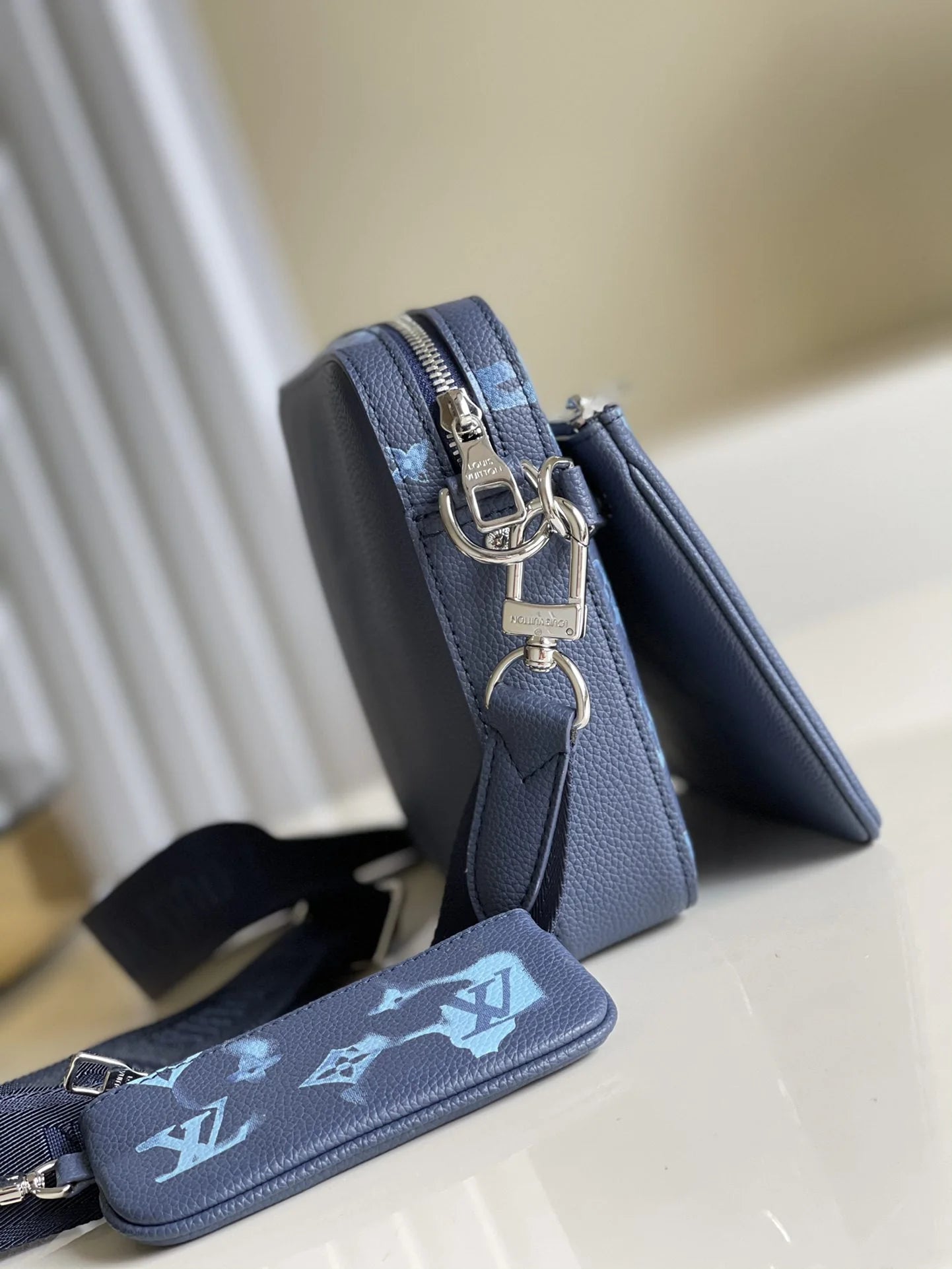 LV BAG M