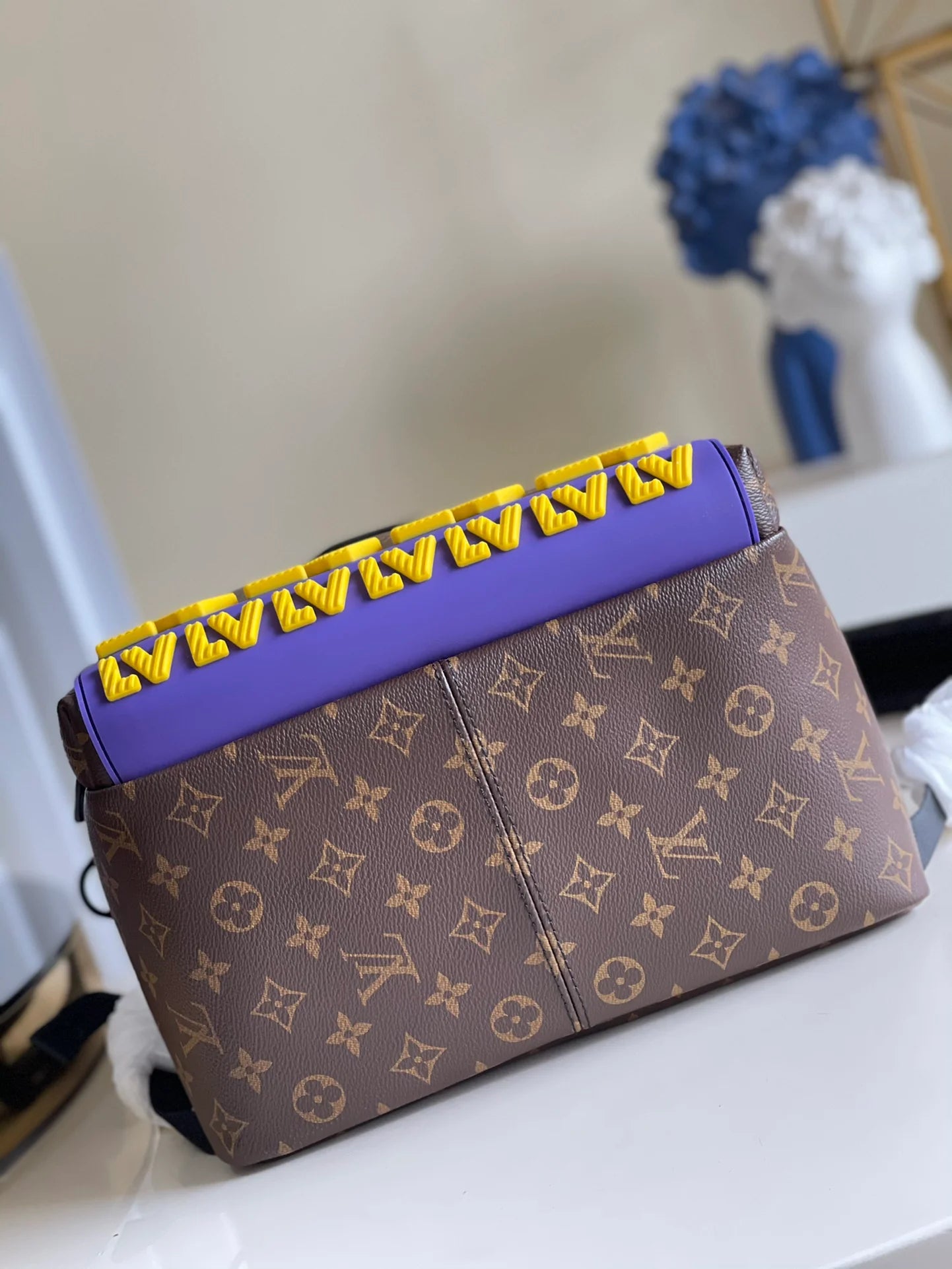 LV BAG M