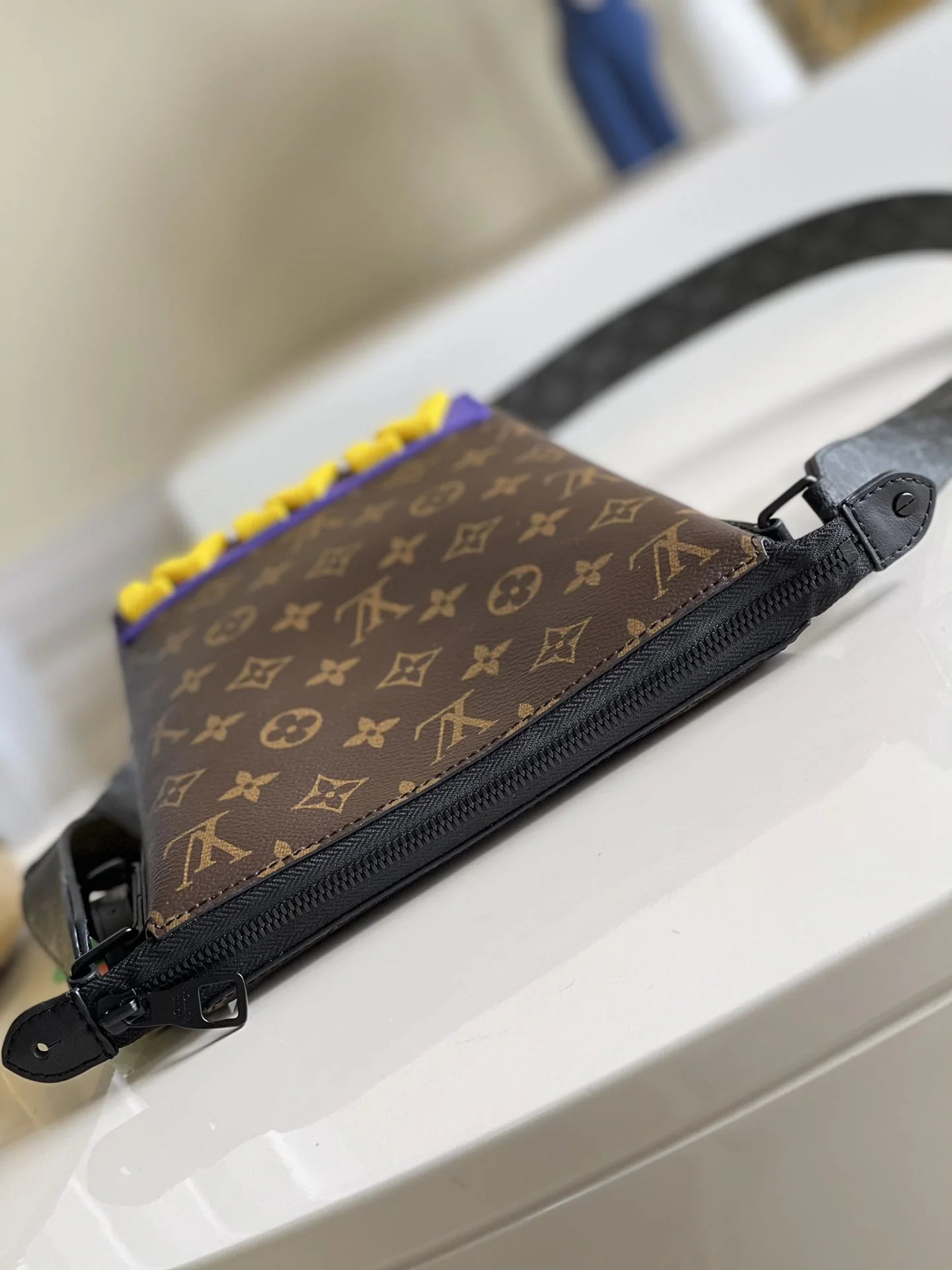LV BAG M