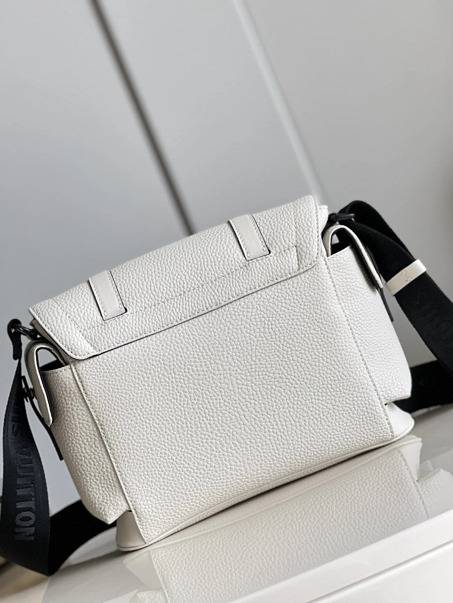LV BAG M