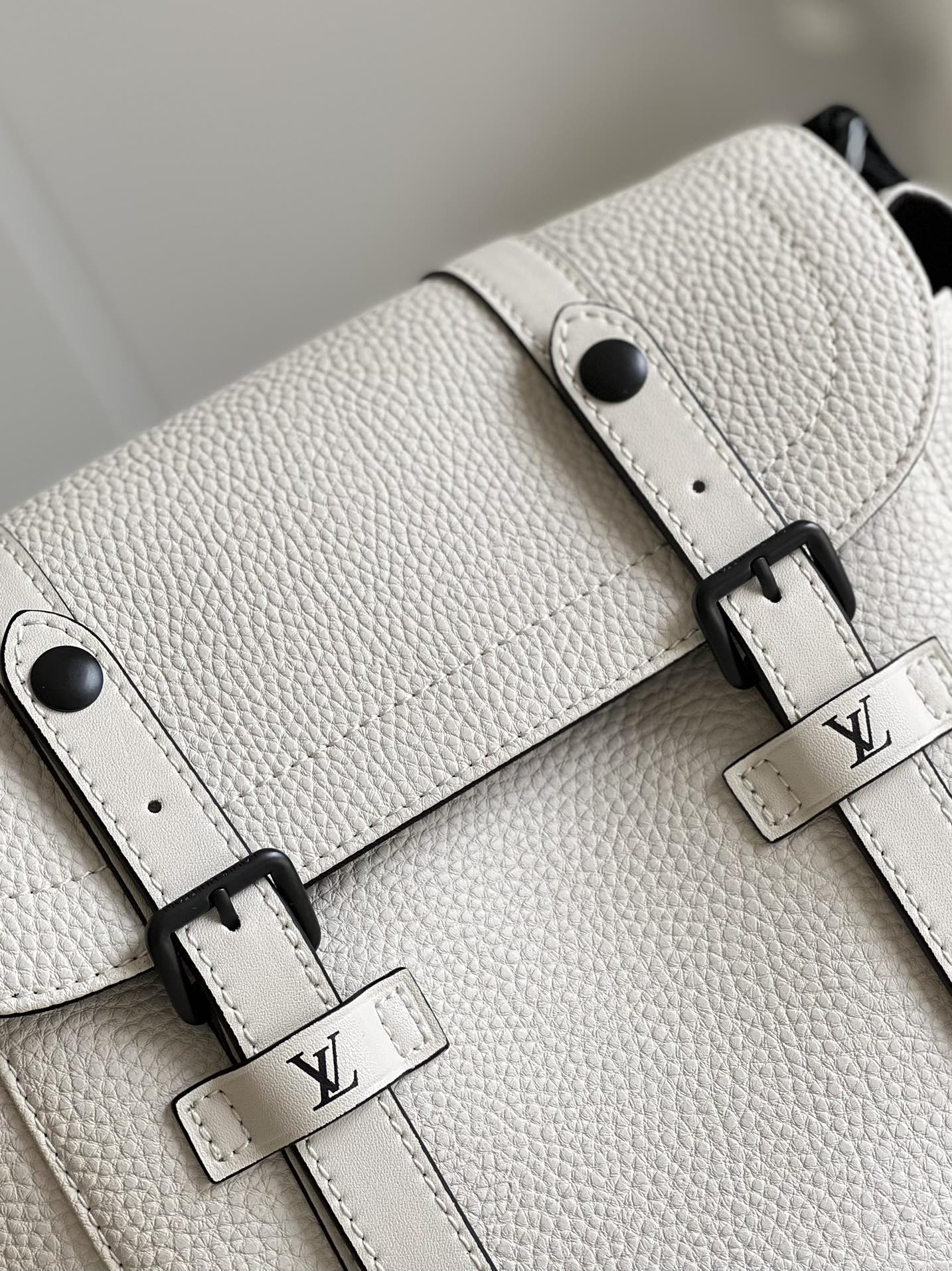 LV BAG M