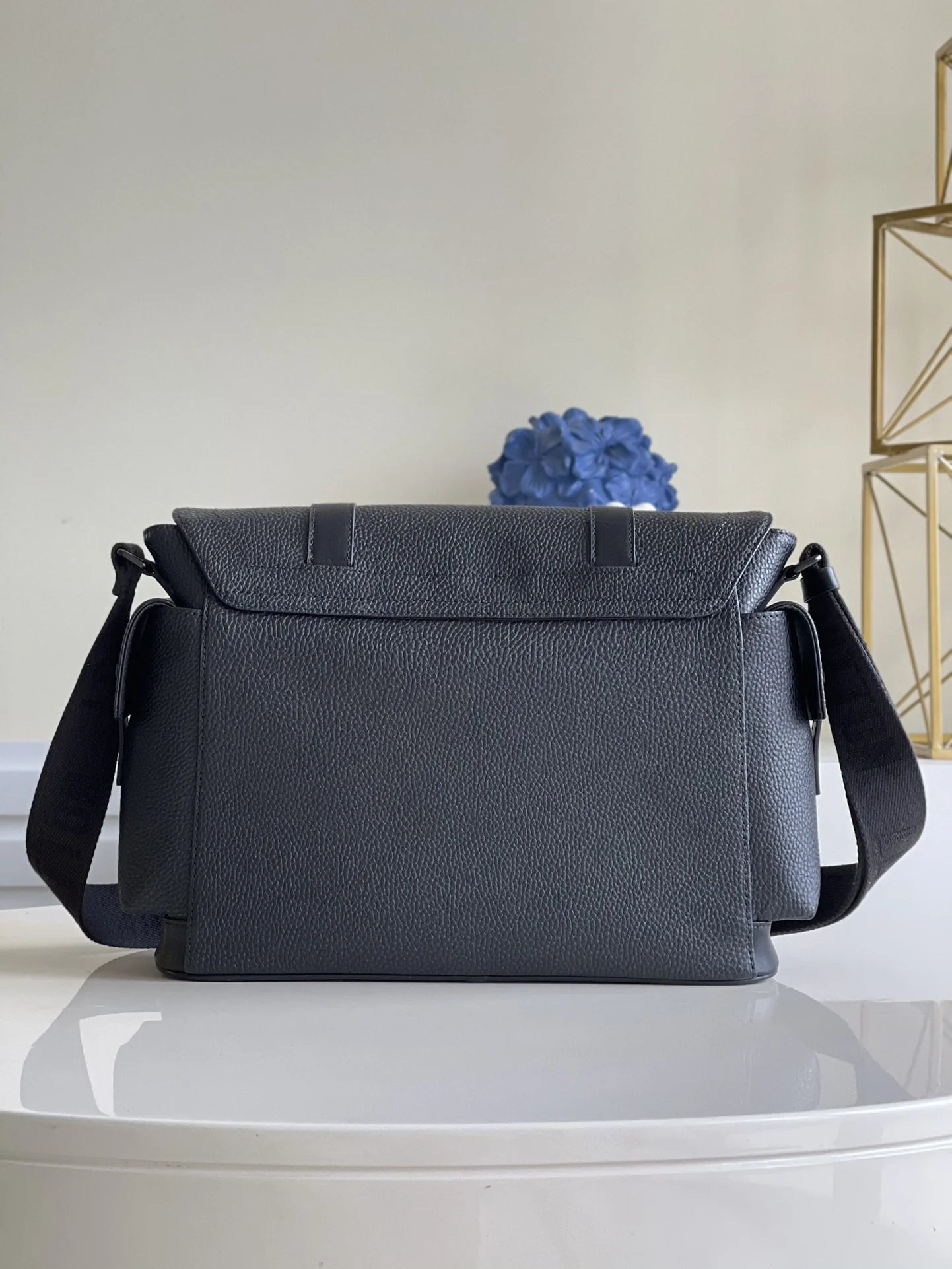 LV BAG M