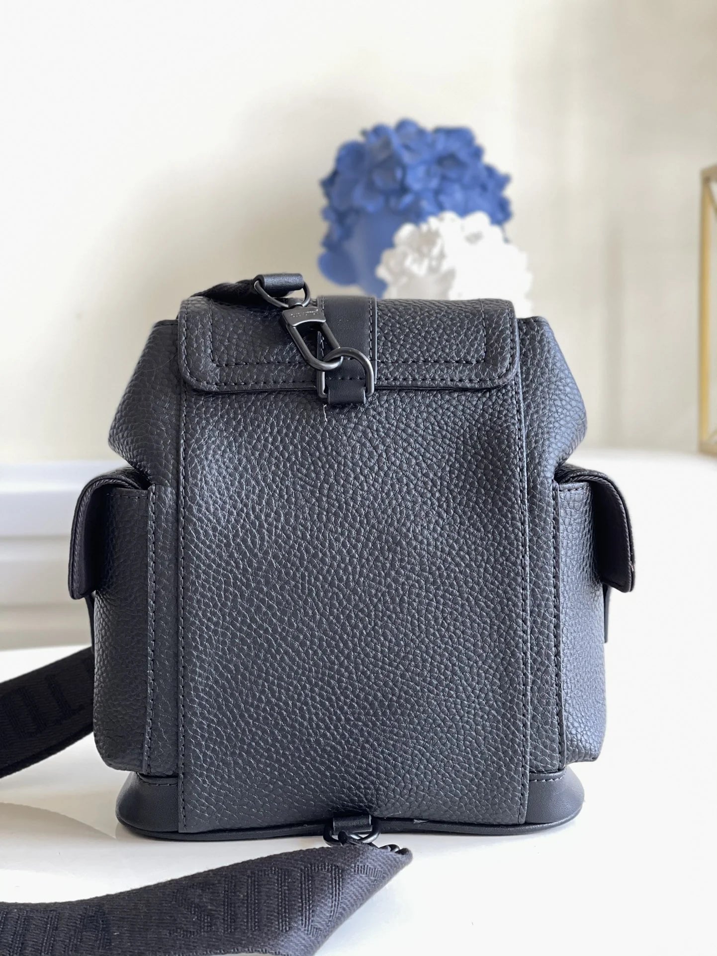 LV BAG M