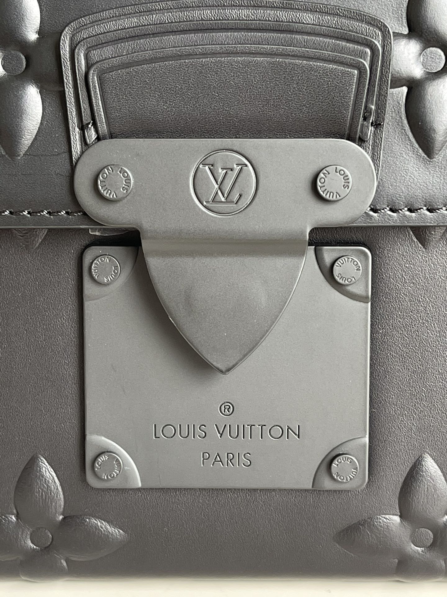 LV BAG M